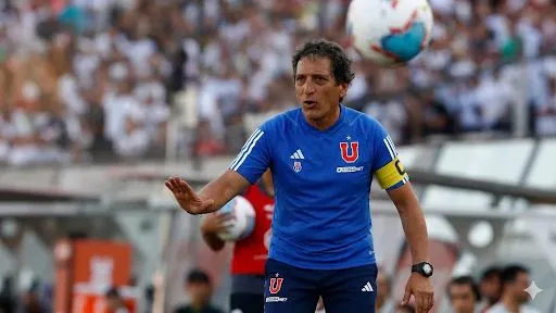Mario Salas es una idea de un grupo de directores: a mano y ya dirigió equipos grandes. Foto: IA