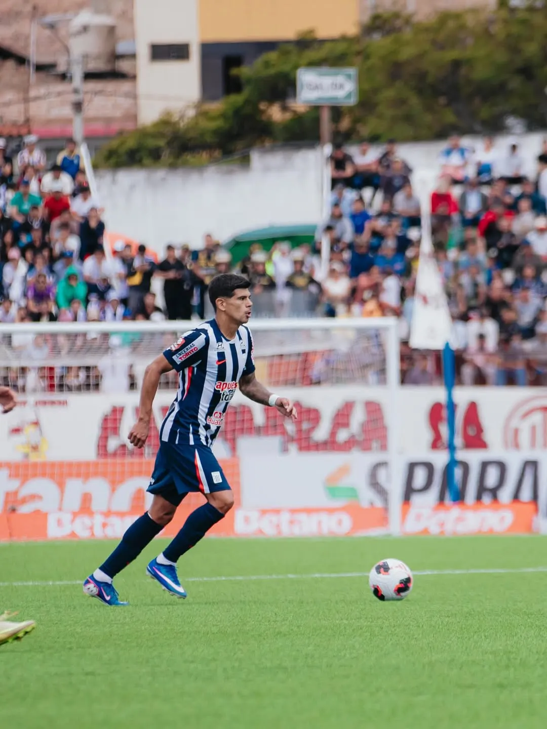 Pavez retornó a las canchas y ahora es fijo en el esquema de Guede en Alianza Lima