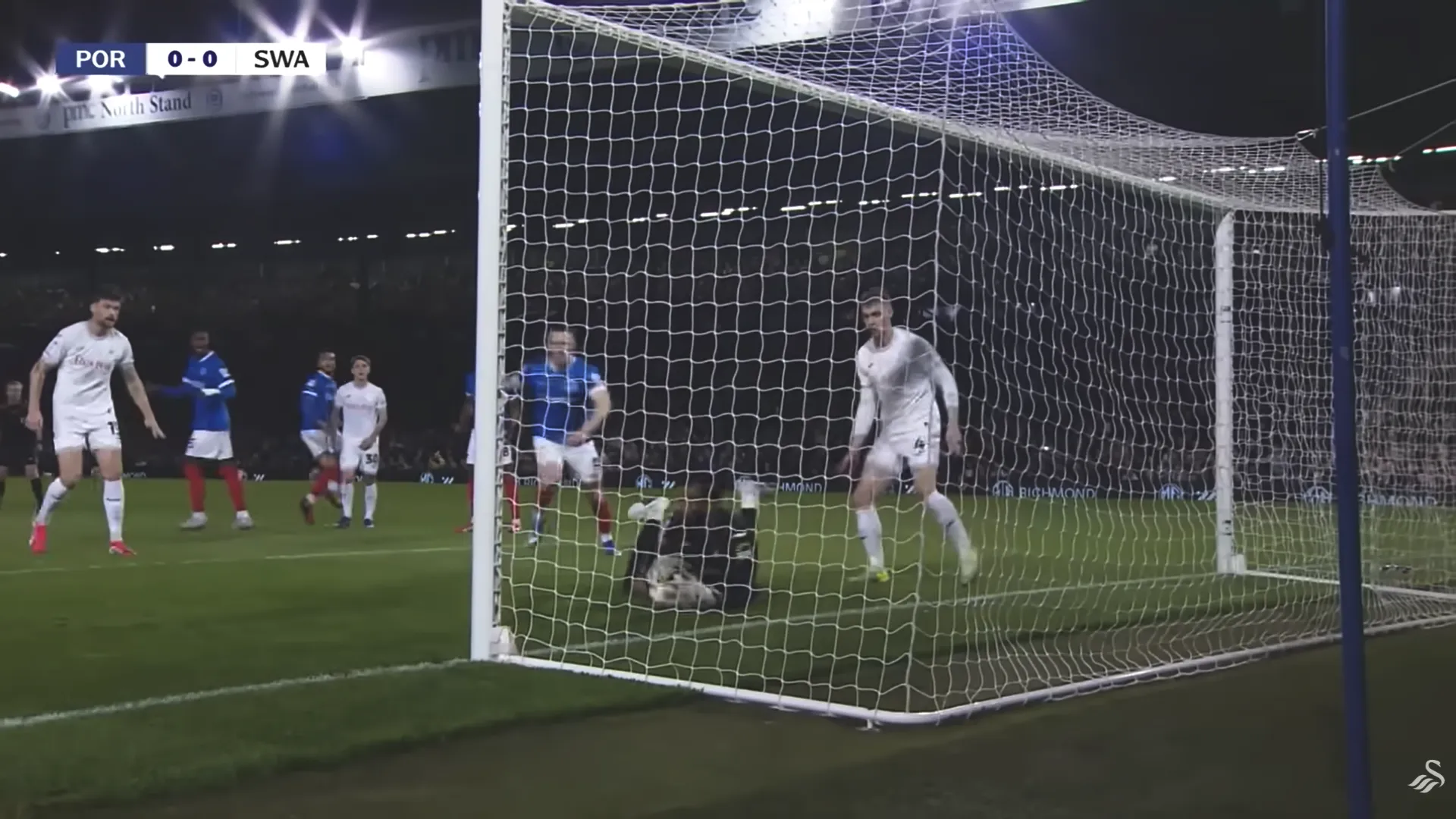 Vigouroux y su rápida reacción ante el Portsmouth. (Captura Swansea TV).