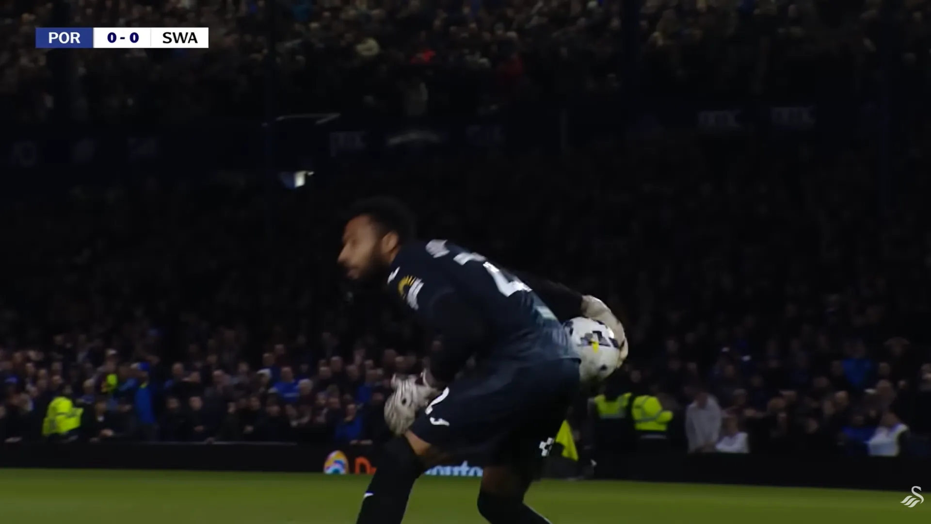 Lawrence Vigouroux en acción ante el Portsmouth. (Captura Swansea TV).