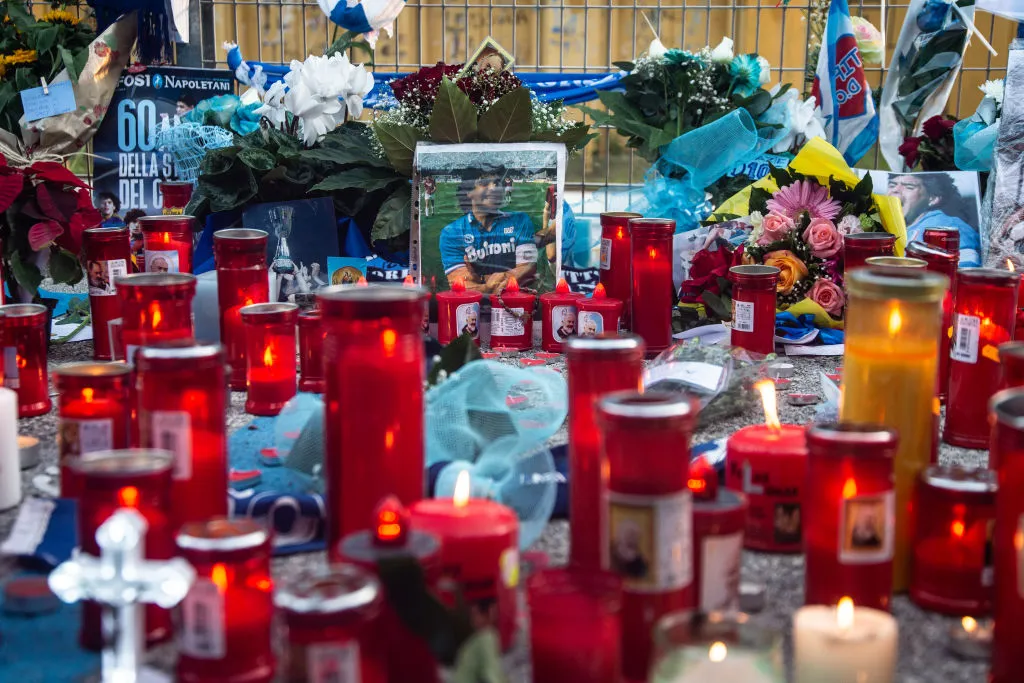 Diego Maradona es recordado a las afueras del estadio del Napoli, hoy conocido como Stadio Diego Armando Maradona