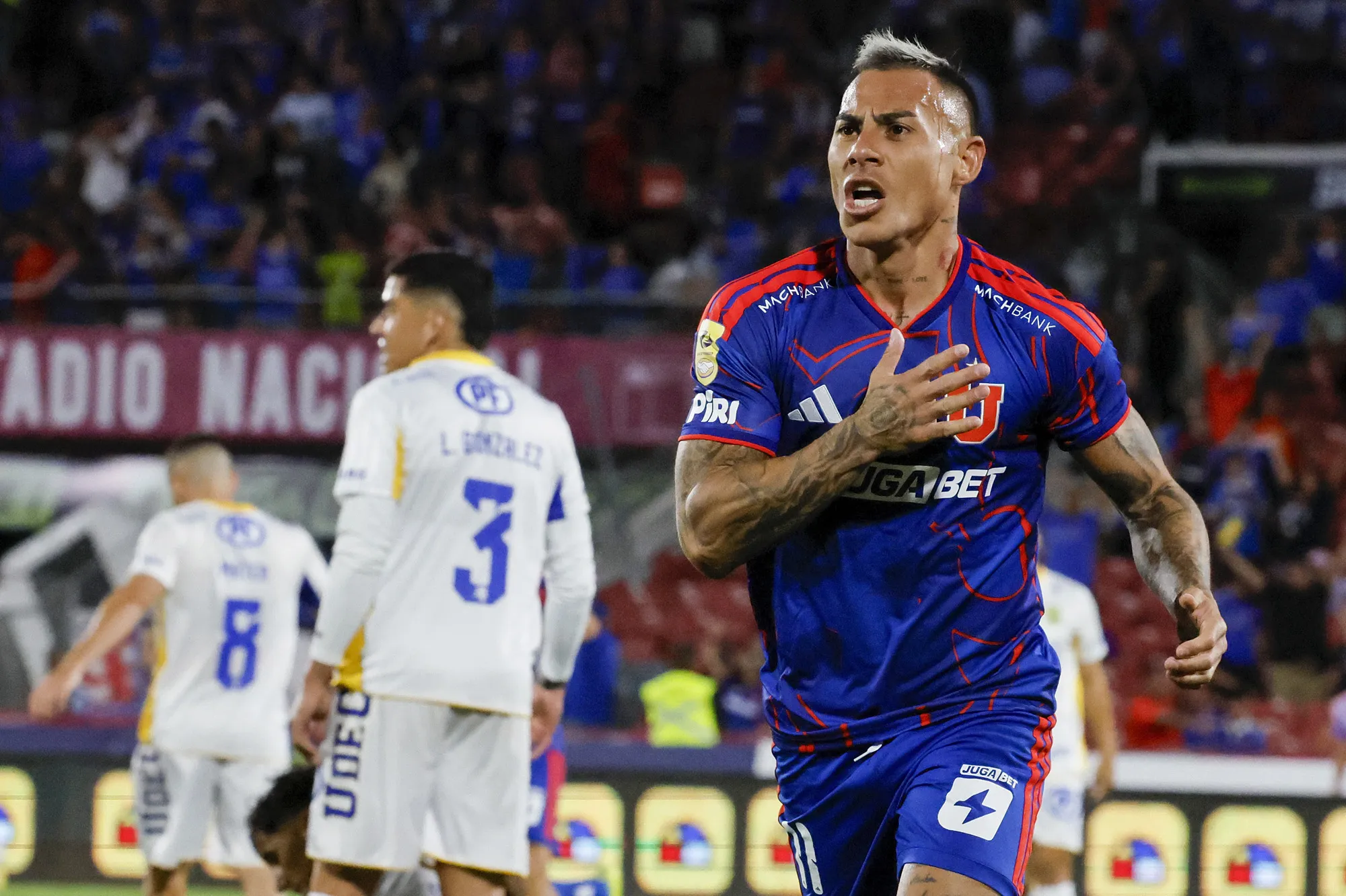 Eduardo Vargas asoma como nuevo capitán en la U para el debut de John Valladares como DT.