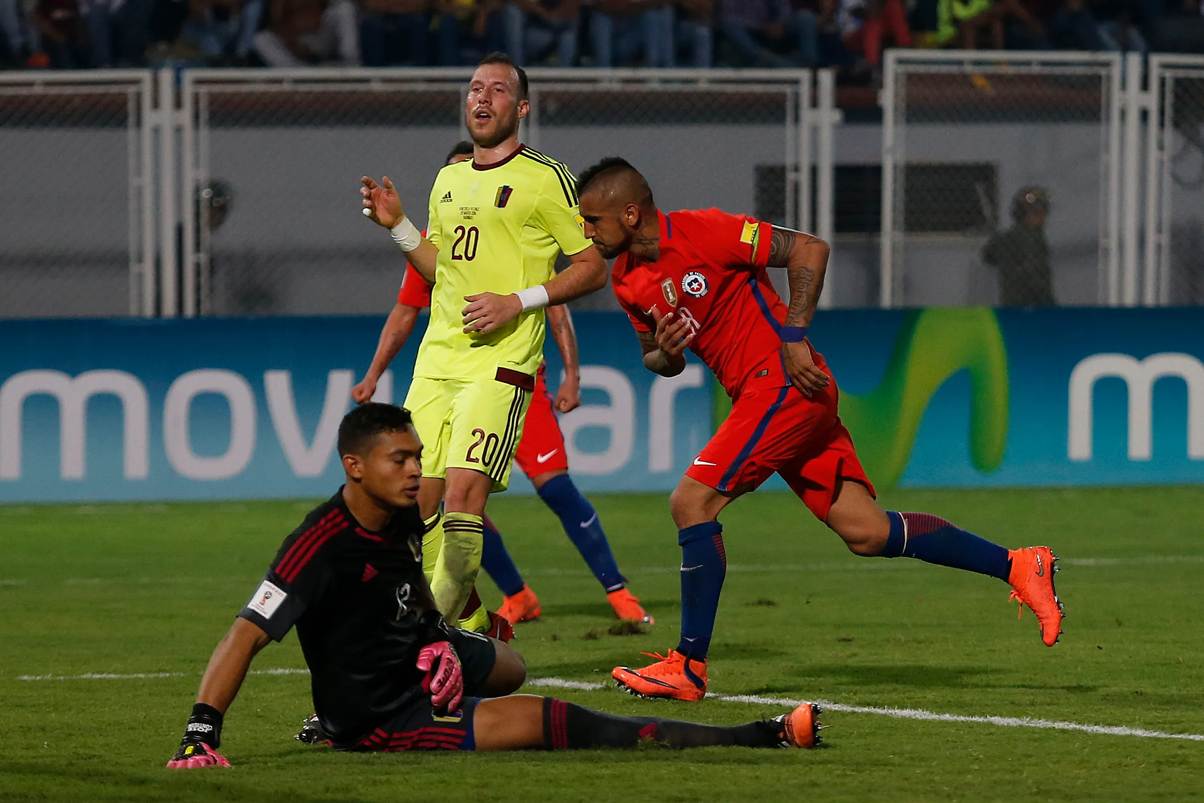 Arturo Vidal venció dos veces a José Contreras. (Marcelo Hernandez/Photosport).