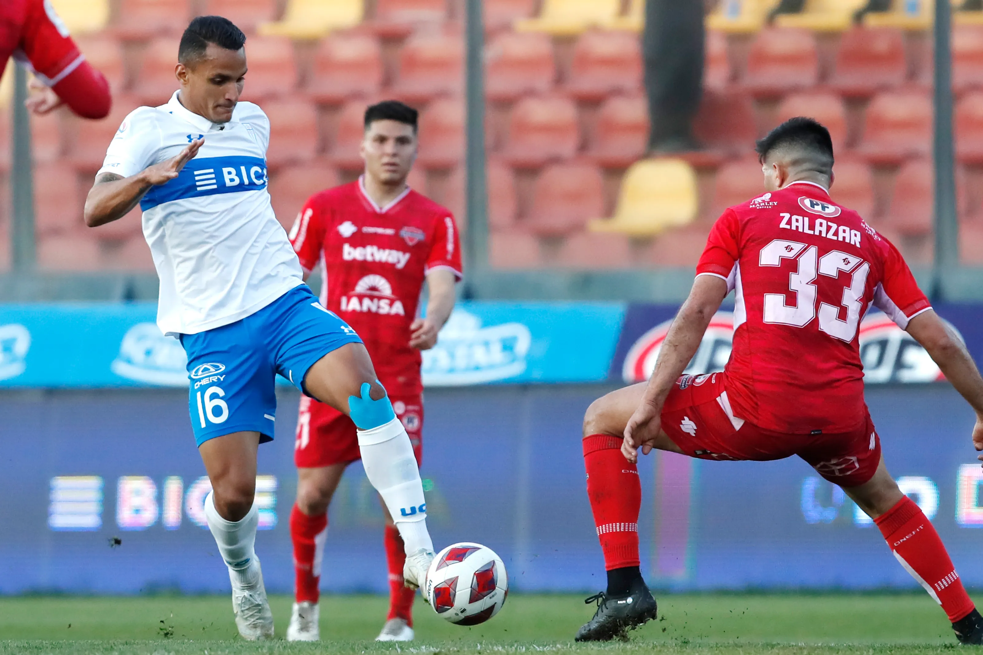 Brayan Rovira en acción por la Universidad Católica ante Ñublense. (Jonnathan Oyarzun/Photosport).