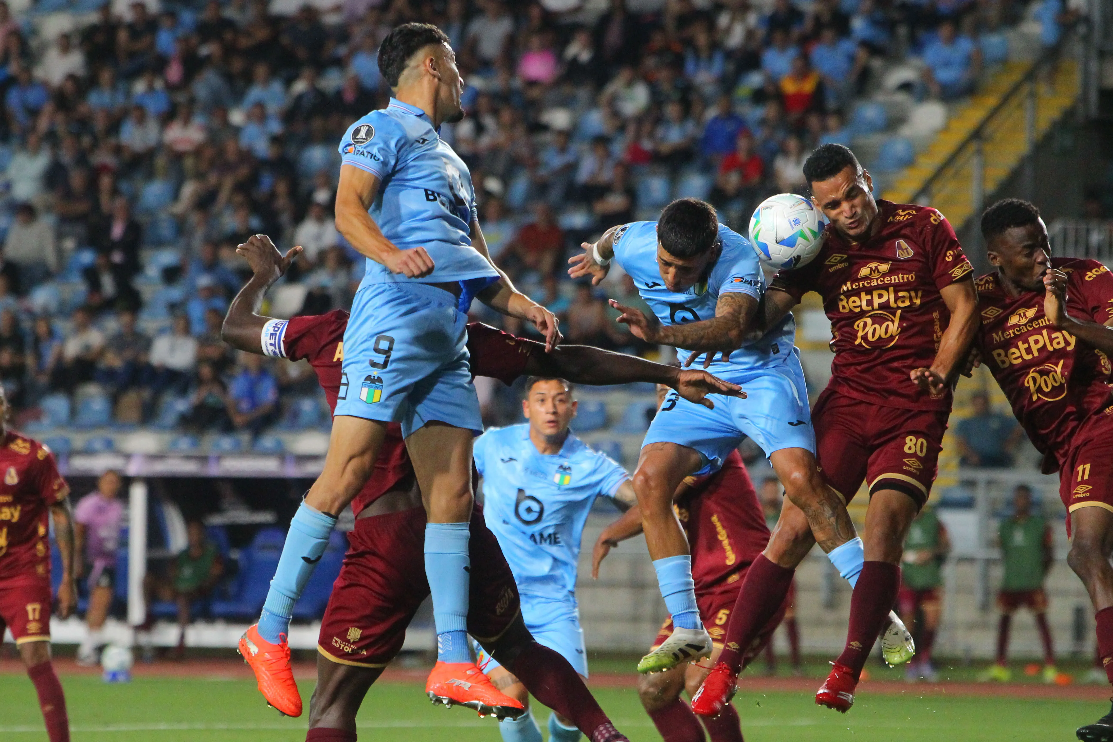 Rovira saca un balón aéreo en Rancagua. (Jorge Loyola/Photosport).