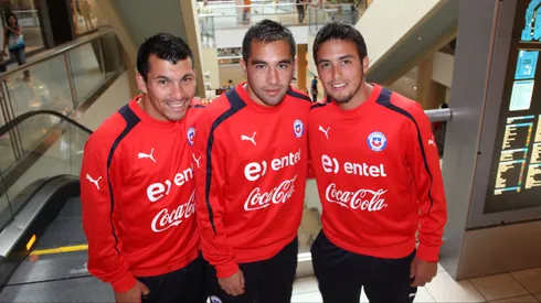 Cristóbal Jorquera junto a Fernando Meneses y Gary Medel en la selección chilena. 
