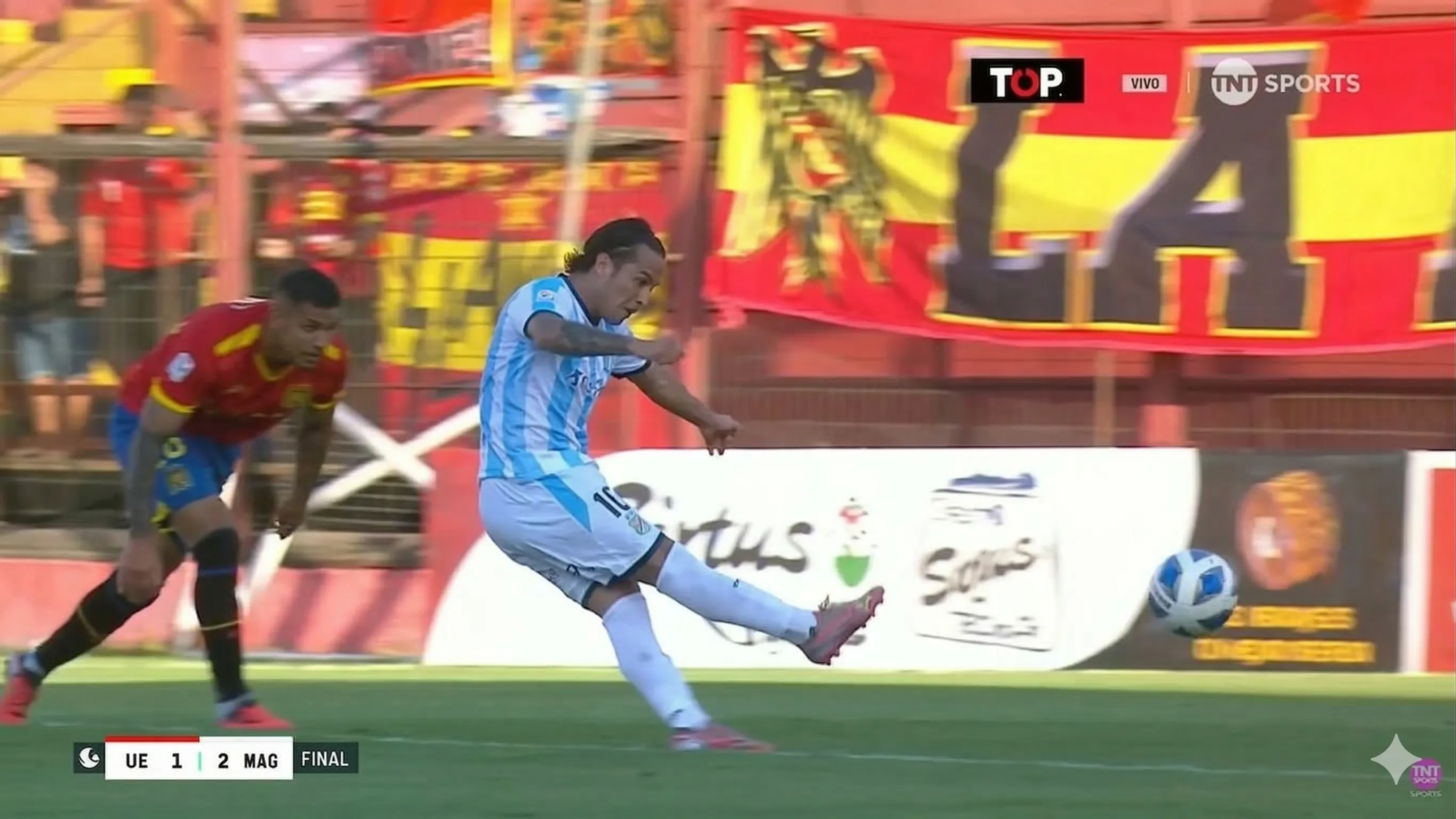 Cristóbal Jorquera dejó sentado a Bastián Roco antes de clavar un golazo. (Imagen retocada con IA).