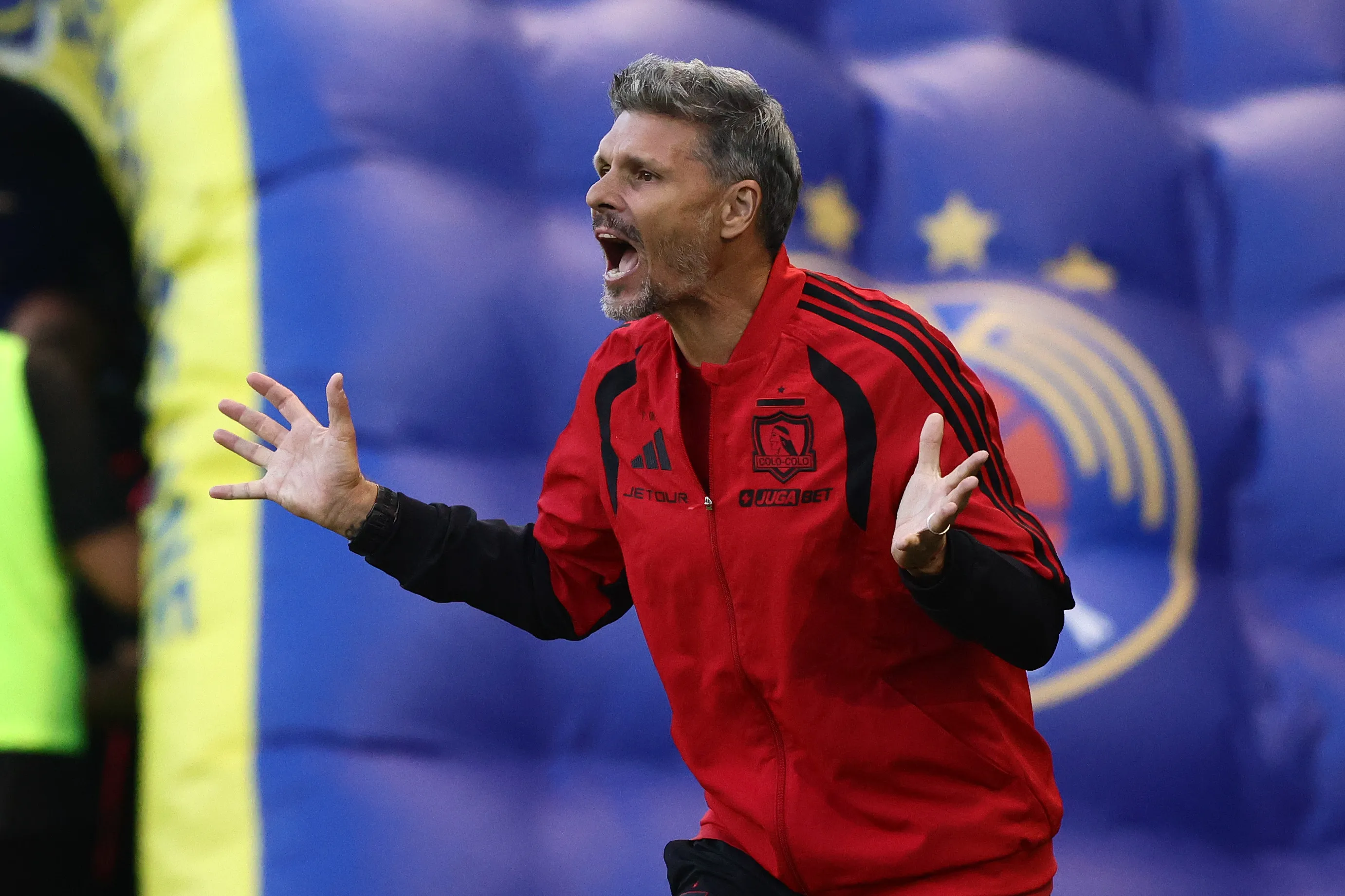 Fernando Ortiz todavía no tiene asegurada su continuidad en Colo Colo. | Foto: Photosport.