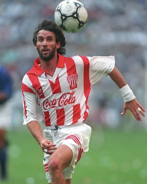 El chileno Ivo Basay anotó 109 goles en 186 partidos por el Necaxa de México. (Archivo).