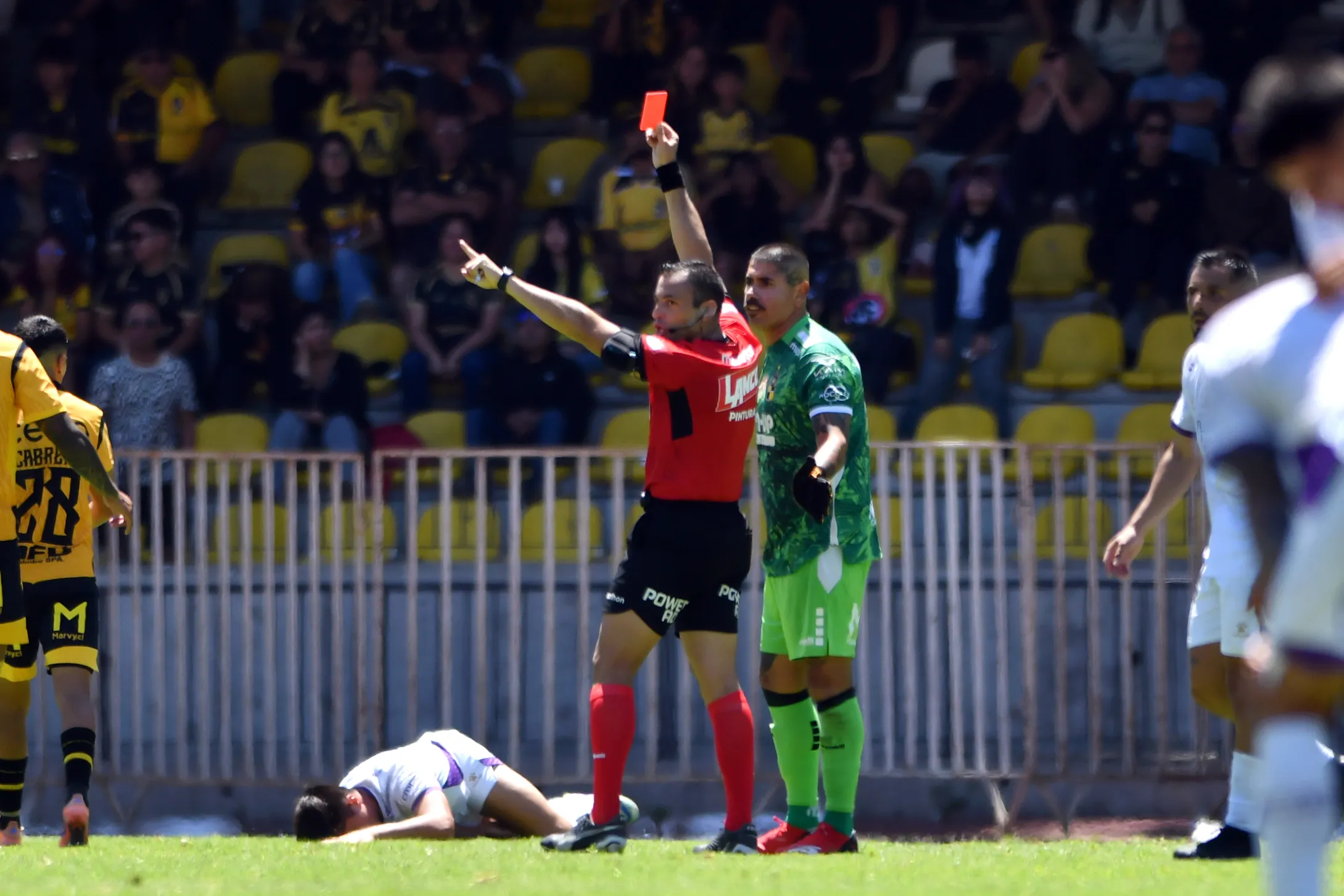 Diego Flores muestra tarjeta roja a Diego Sanchez de Coquimbo Unido ante Concepción. Foto: Alejandro Pizarro Ubilla/Photosport