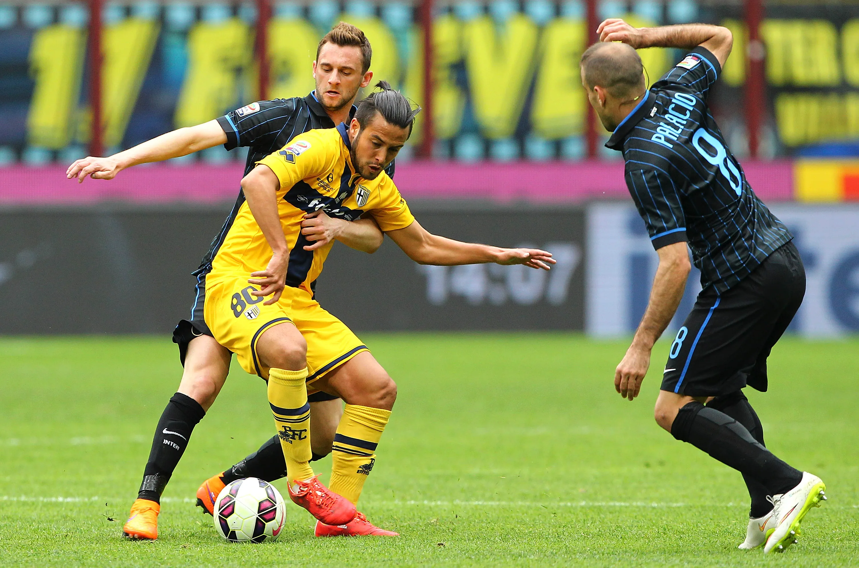 Cristóbal Jorquera en acción ante el Inter de Milán con el Parma. (Marco Luzzani/Getty Images).