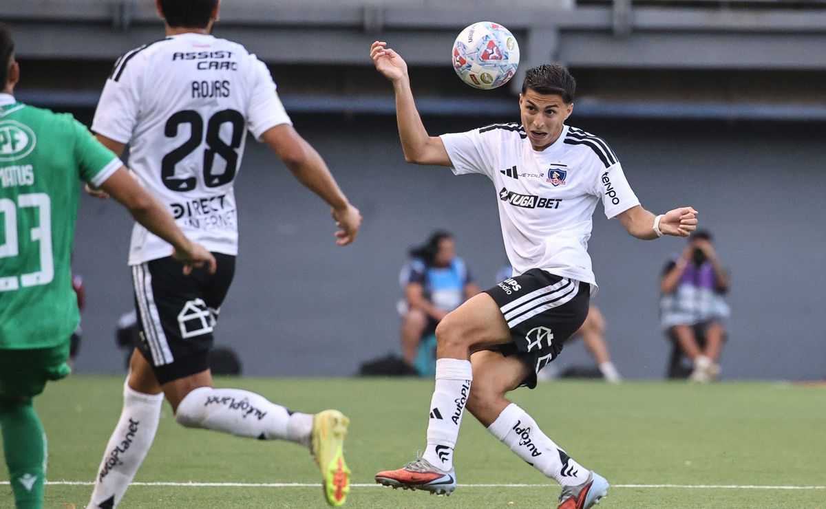 Se ganó la titularidad en Colo Colo y ahora alaba a Arturo Vidal: “Siempre lo veía en la tele…”