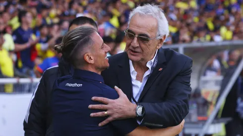 Jorge Fossati mientras era DT de Perú saludando a Sebastian Beccacece, hoy DT de Ecuador.