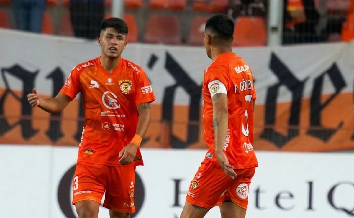 Debutó con 17 años, compartió cancha con su padre y ahora recibe importante oferta del extranjero