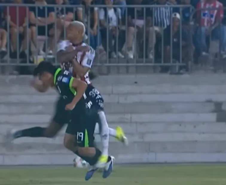 El golpe que le costó la tarjeta roja directa a Jermein Peña.