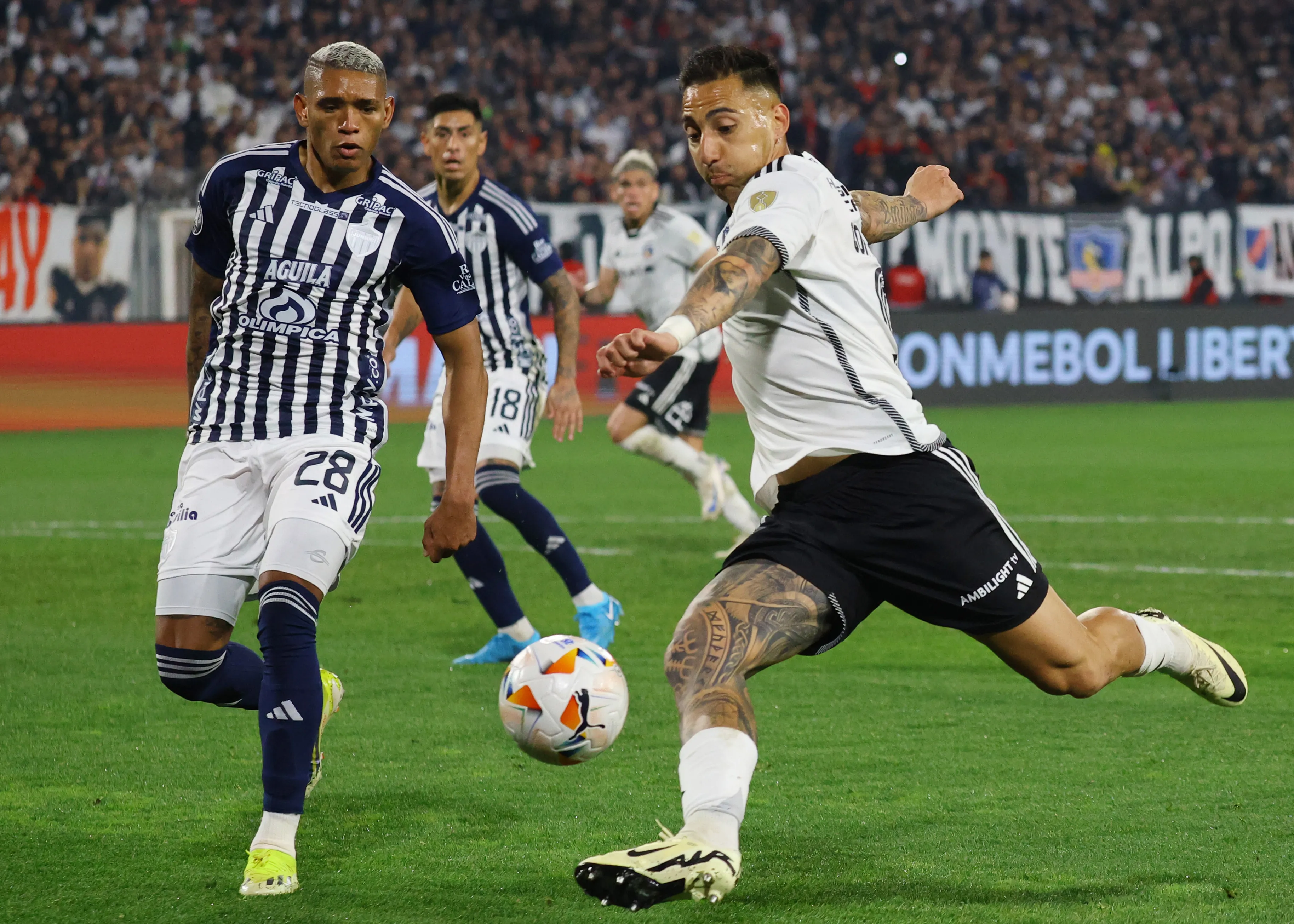 Jermein Peña marca a Javier Correa en la Copa Libertadores 2024. (Marcelo Hernandez/Getty Images).
