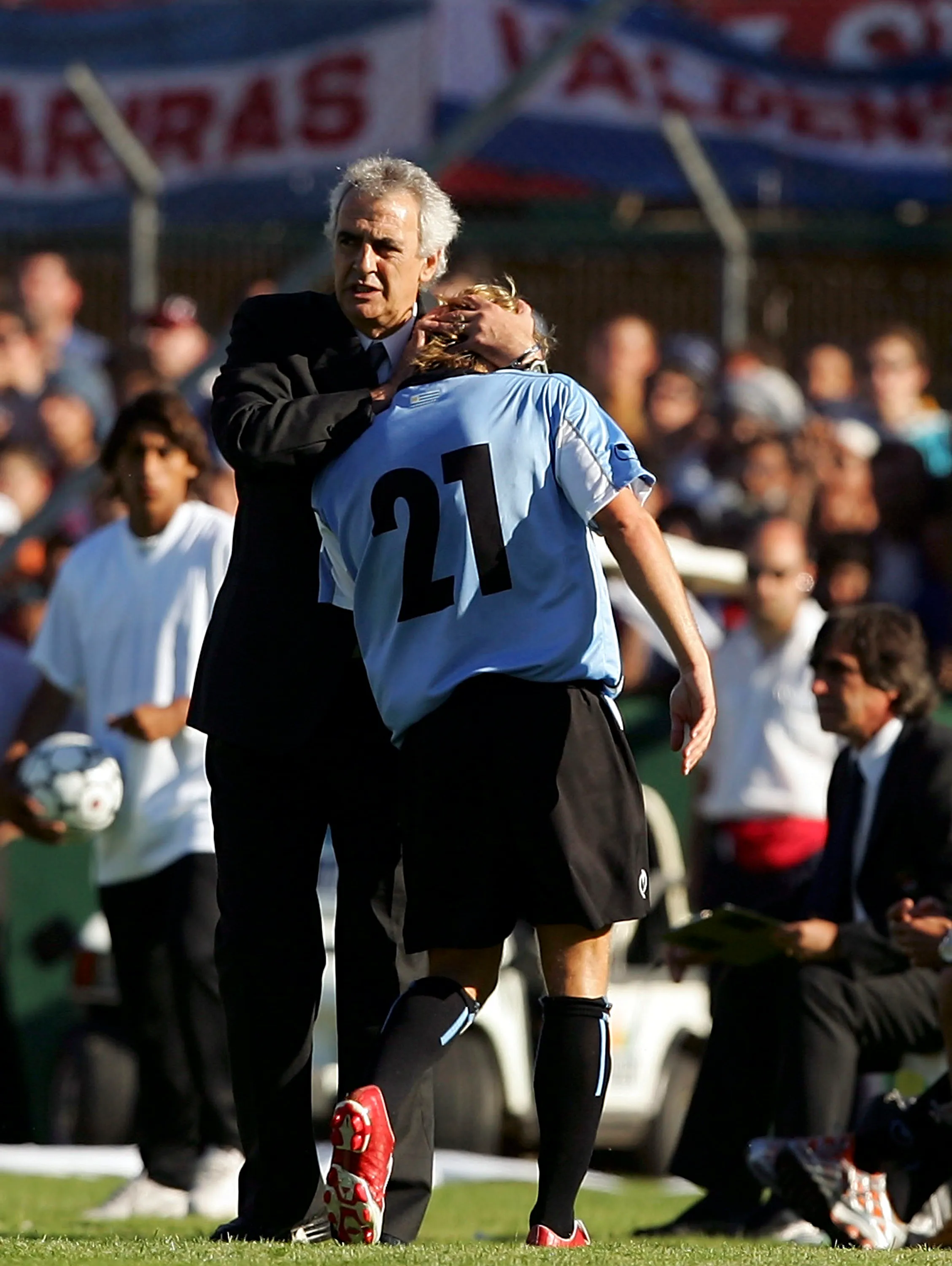 Jorge Fossati junto a Diego Forlán durante el repechaje mundialista en 2006. (Foto: Robert Cianflone/Getty Images)