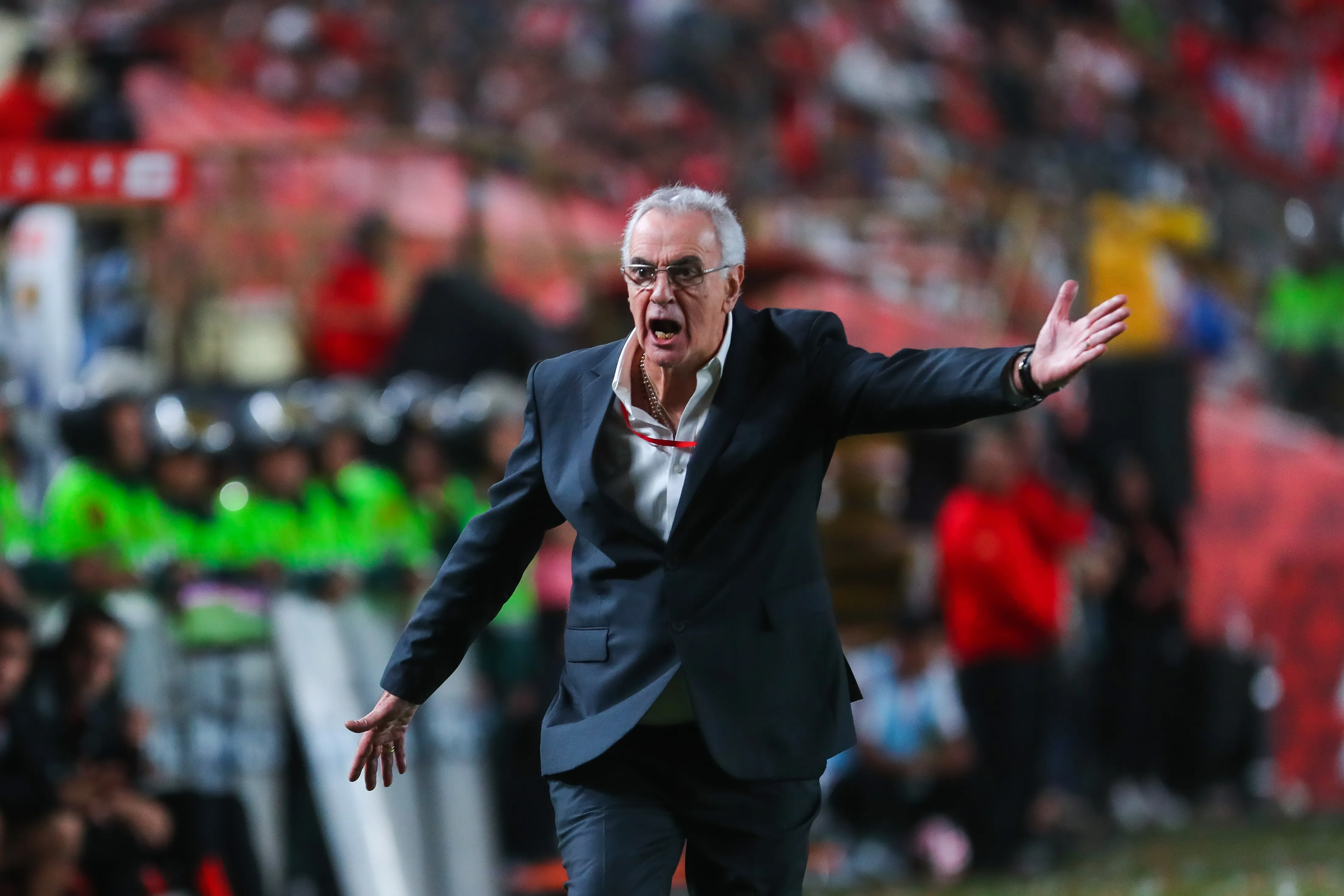 Jorge Fossati se acerca al Centro Deportivo Azul. (Joel Alonzo/Photosport).
