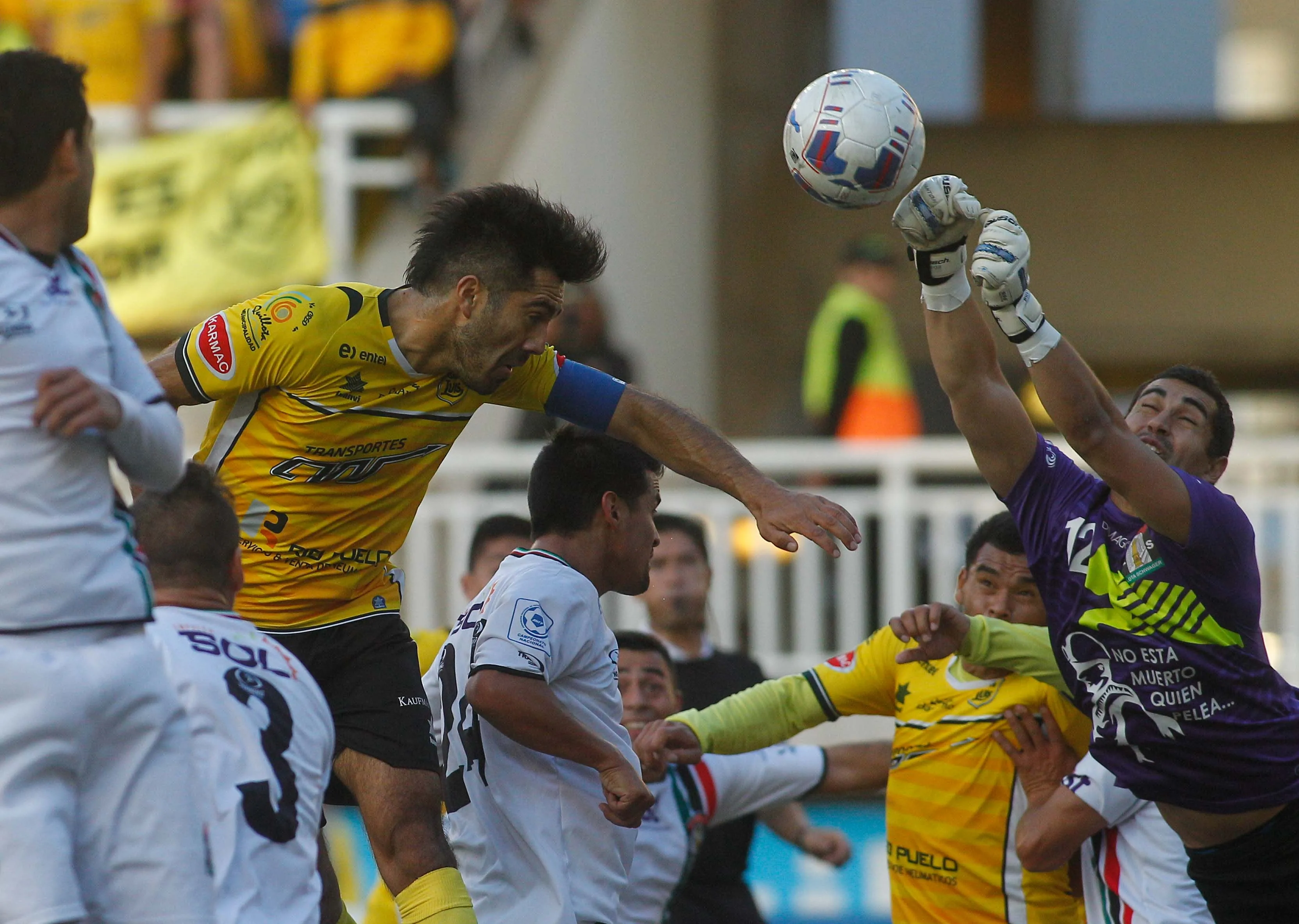 Felipe Salinas destacó en el ascenso y ahora lo hace como entrenador de Santiago Wanderers.