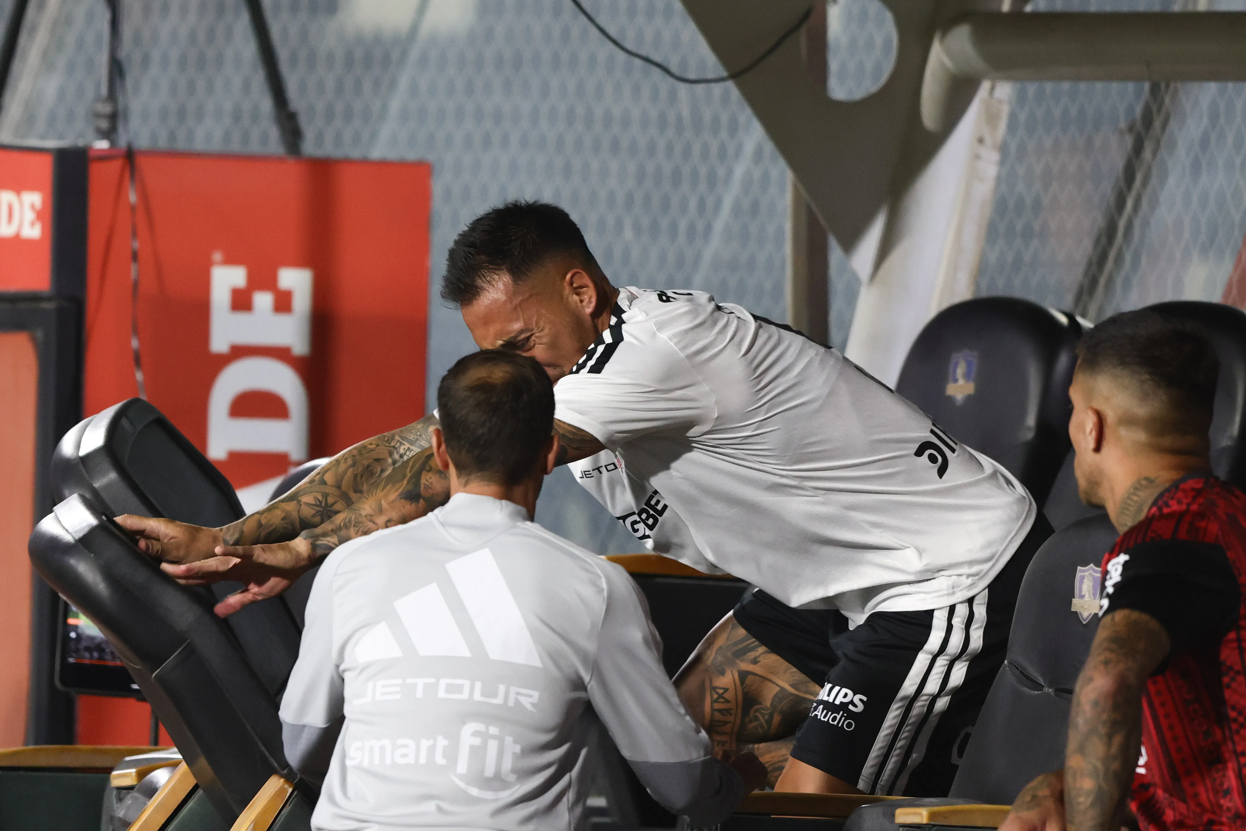 Javier Correa se pegó un show que Fernando Ortiz no le dejó pasar en Colo Colo. Foto: Photosport.