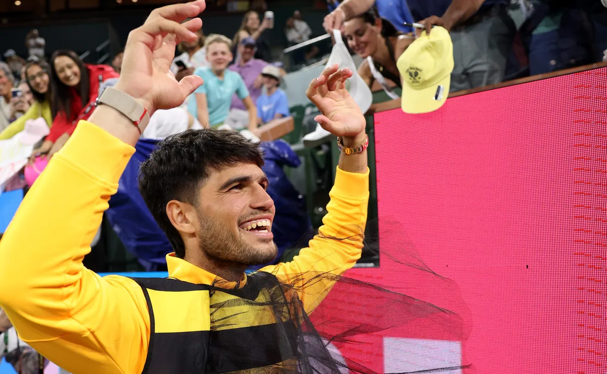 Carlos Alcaraz sorprende al disfrazarse de abeja en Indian Wells