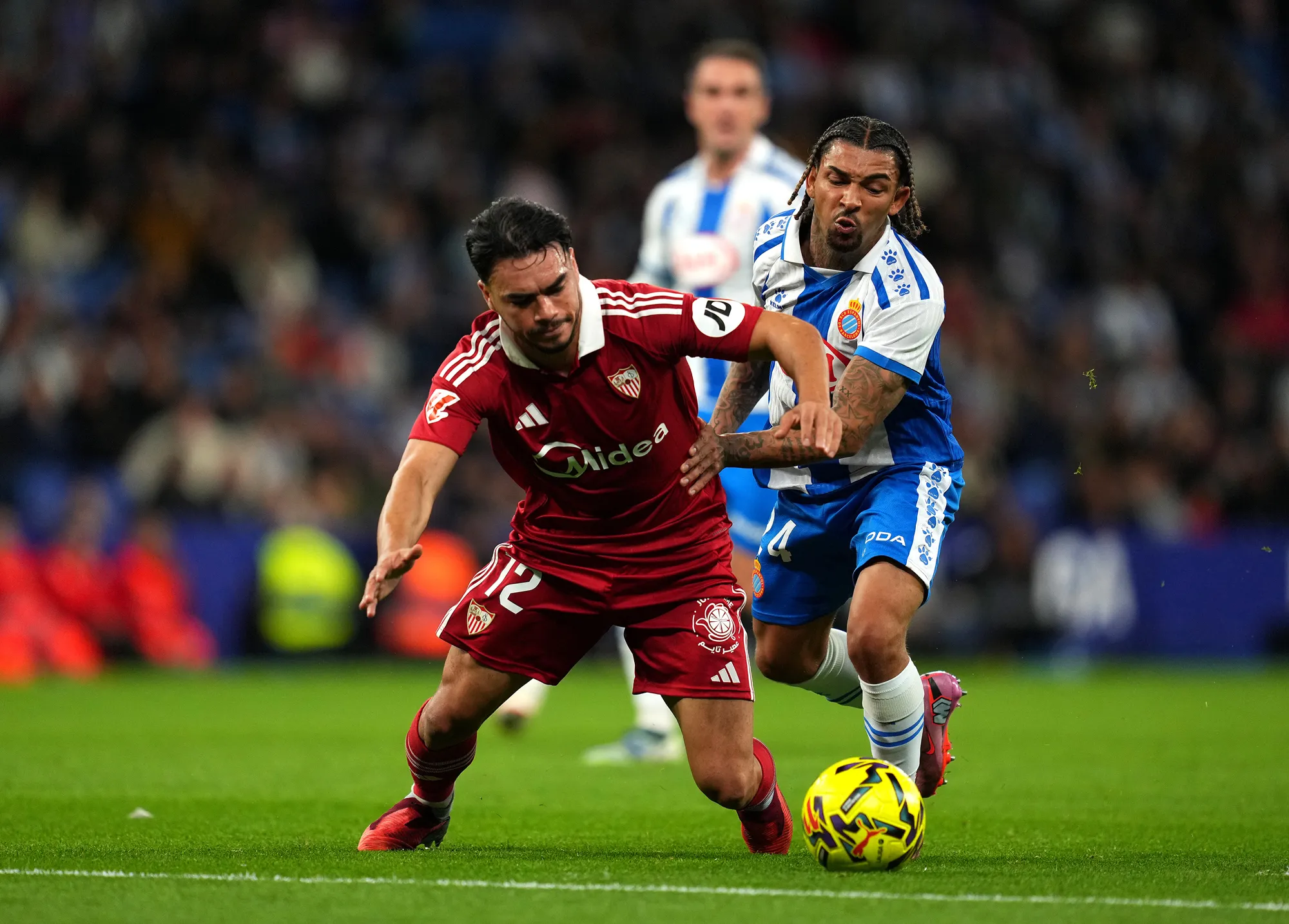 Suazo también asoma como titular en el Sevilla frente a Barcelona.
