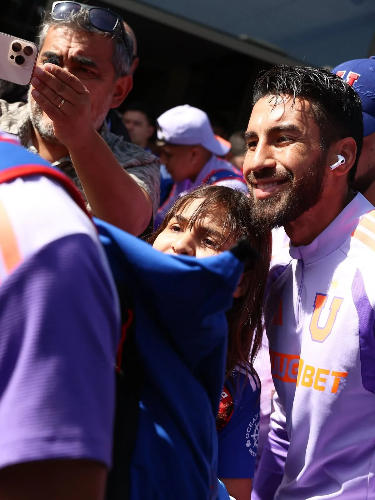 Juan Martín Lucero se sacó fotos con los hinchas de la U. Foto: U de Chile.