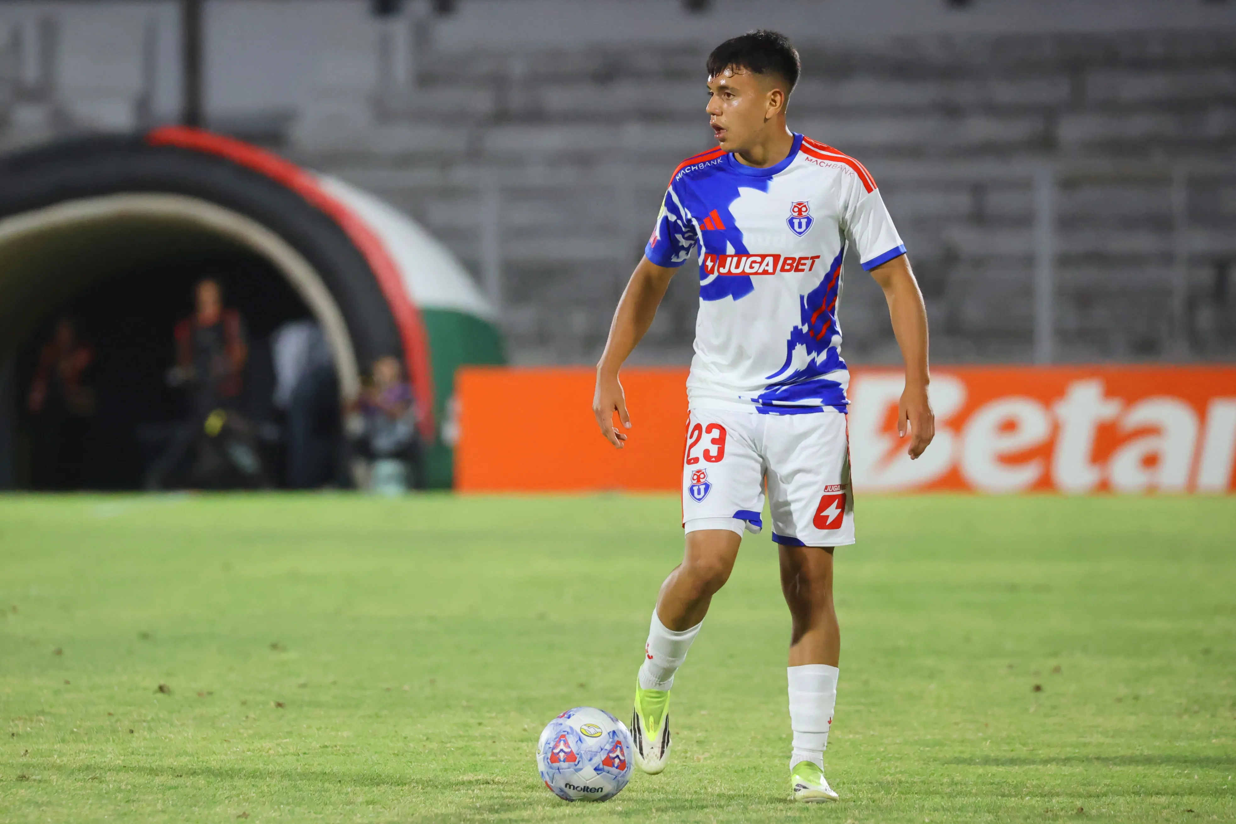 Ignacio Vásquez será la gran sorpresa en la formación de la U contra Coquimbo. Foto: Photosport.