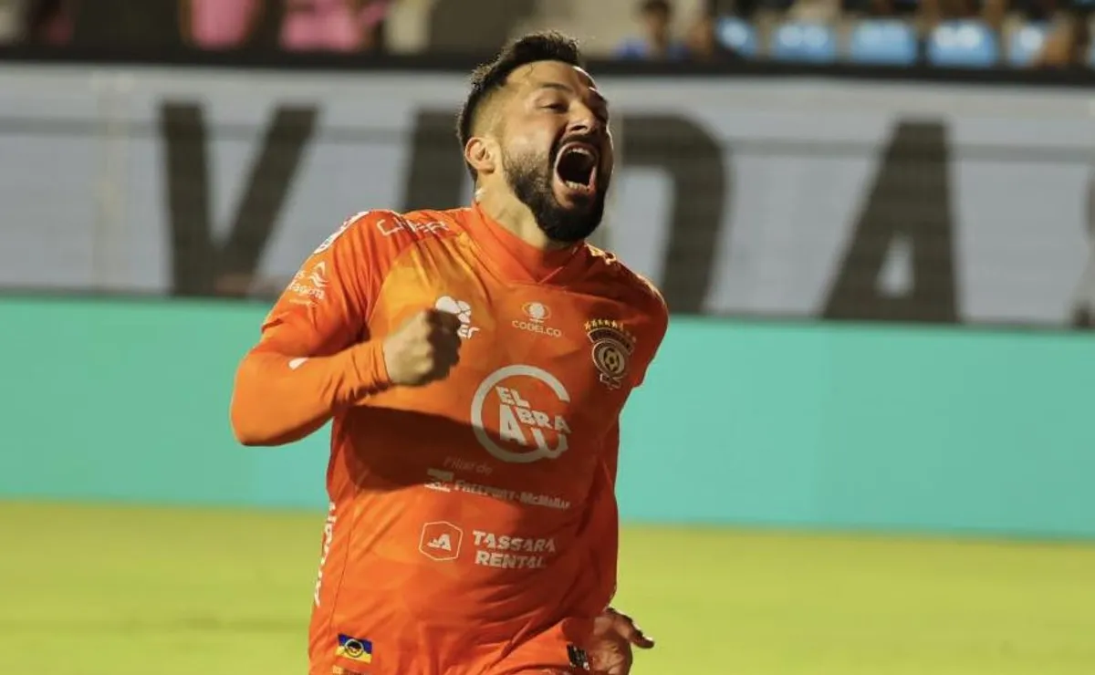 Cobreloa vence a Iquique y lidera la Primera B