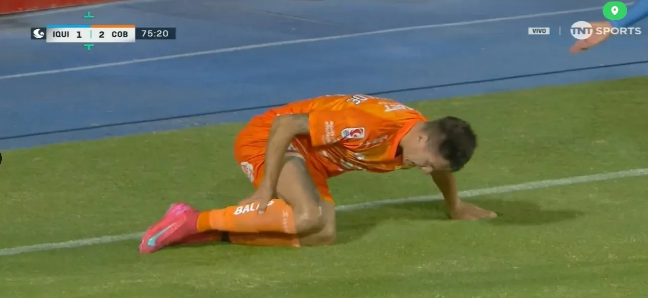 Así quedó Cristian Insaurralde tras una acción que le costó la roja. (Captura TNT Sports).