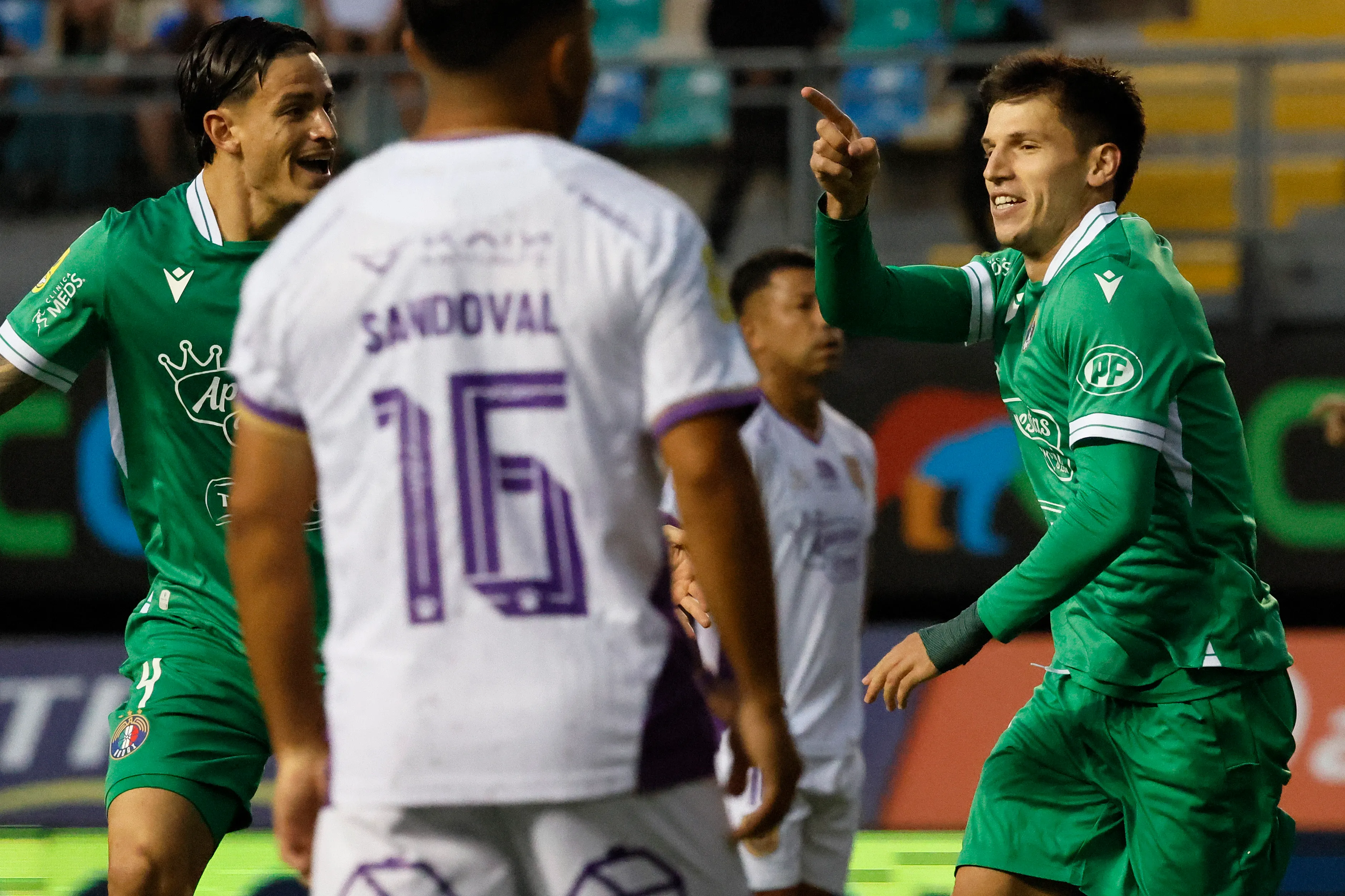 Otra toma del festejo de Enzo Ferrario. (Andres Pina/Photosport).
