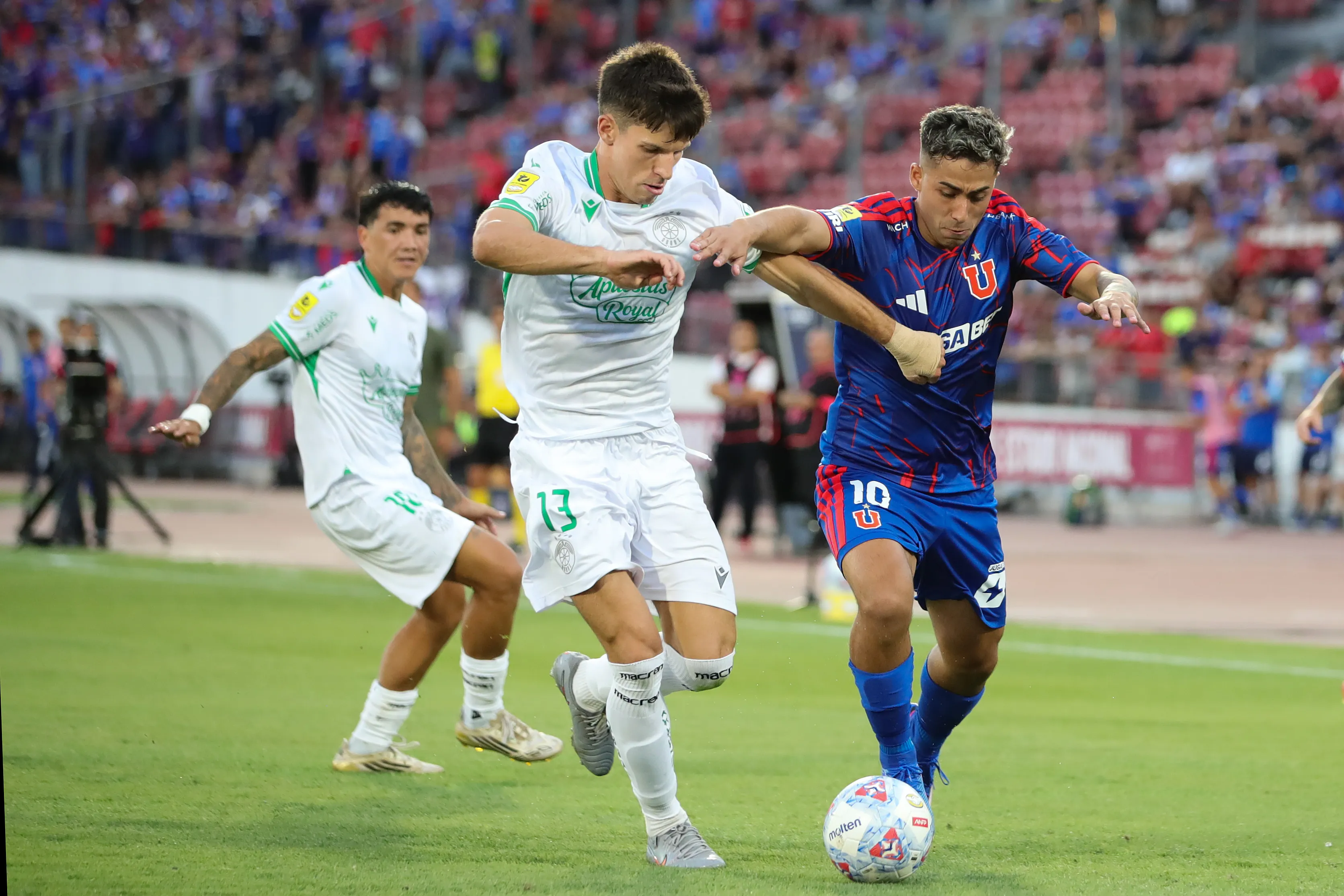 Enzo Ferrario ante Lucas Assadi: el zaguero suma 41 partidos en Audax Italiano. (Felipe Zanca/Photosport).