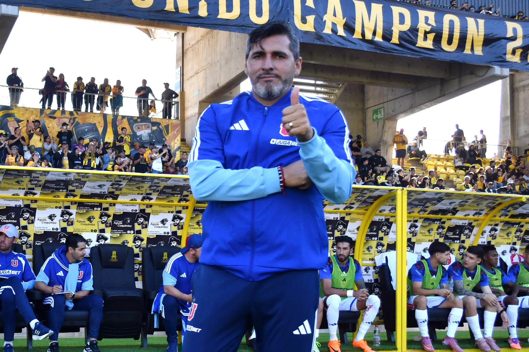 John Valladares, el DT interino de Universidad de Chile y de fondo se ve el Gato Lucero. (Alejandro Pizarro Ubilla/Photosport).