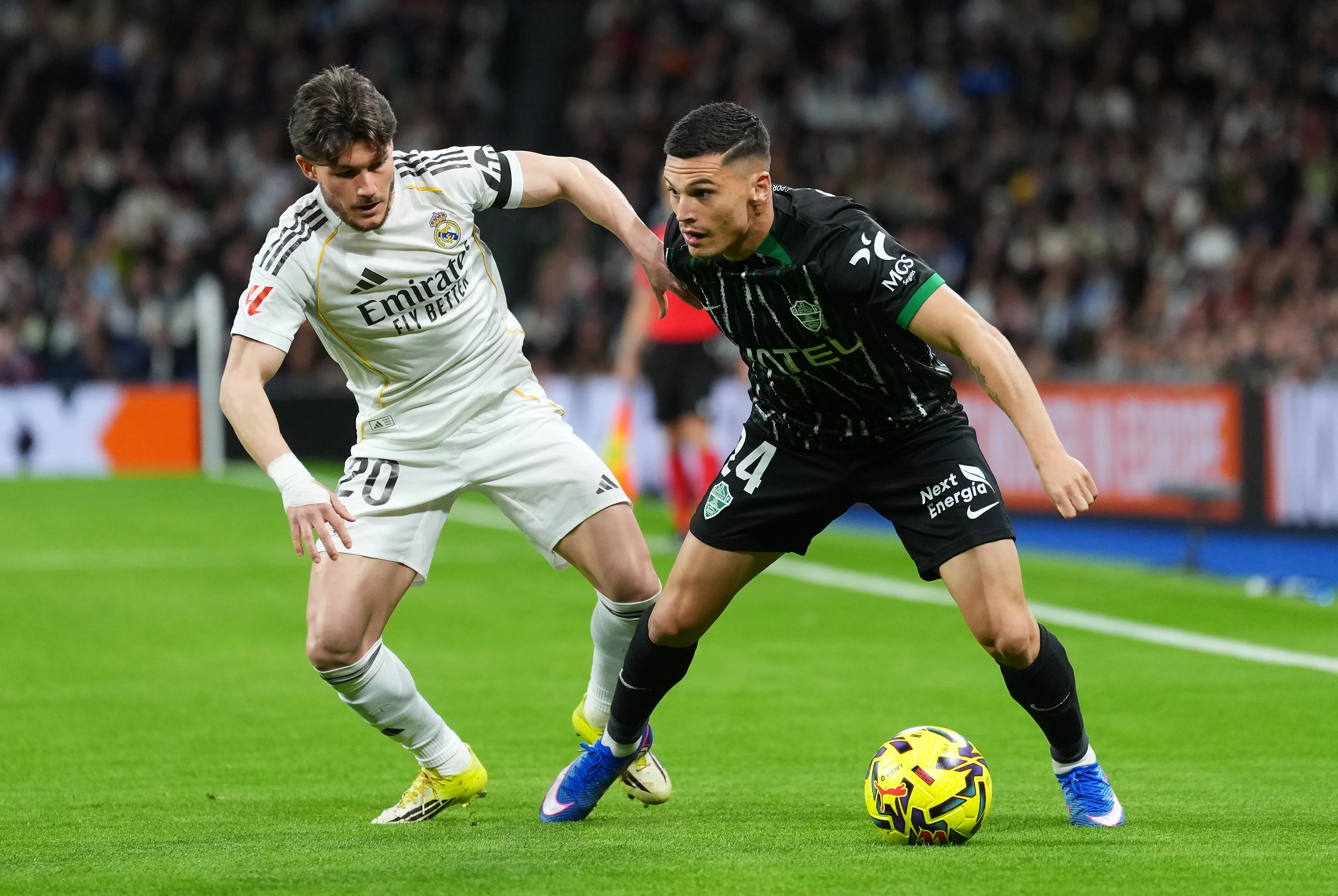 Lucas Cepeda recibe la marca de Fran García, lateral izquierdo de Real Madrid. (Angel Martinez/Getty Images).