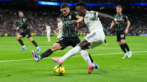 Lucas Cepeda marca a Vinícius Junior en el duelo ante el Real Madrid.