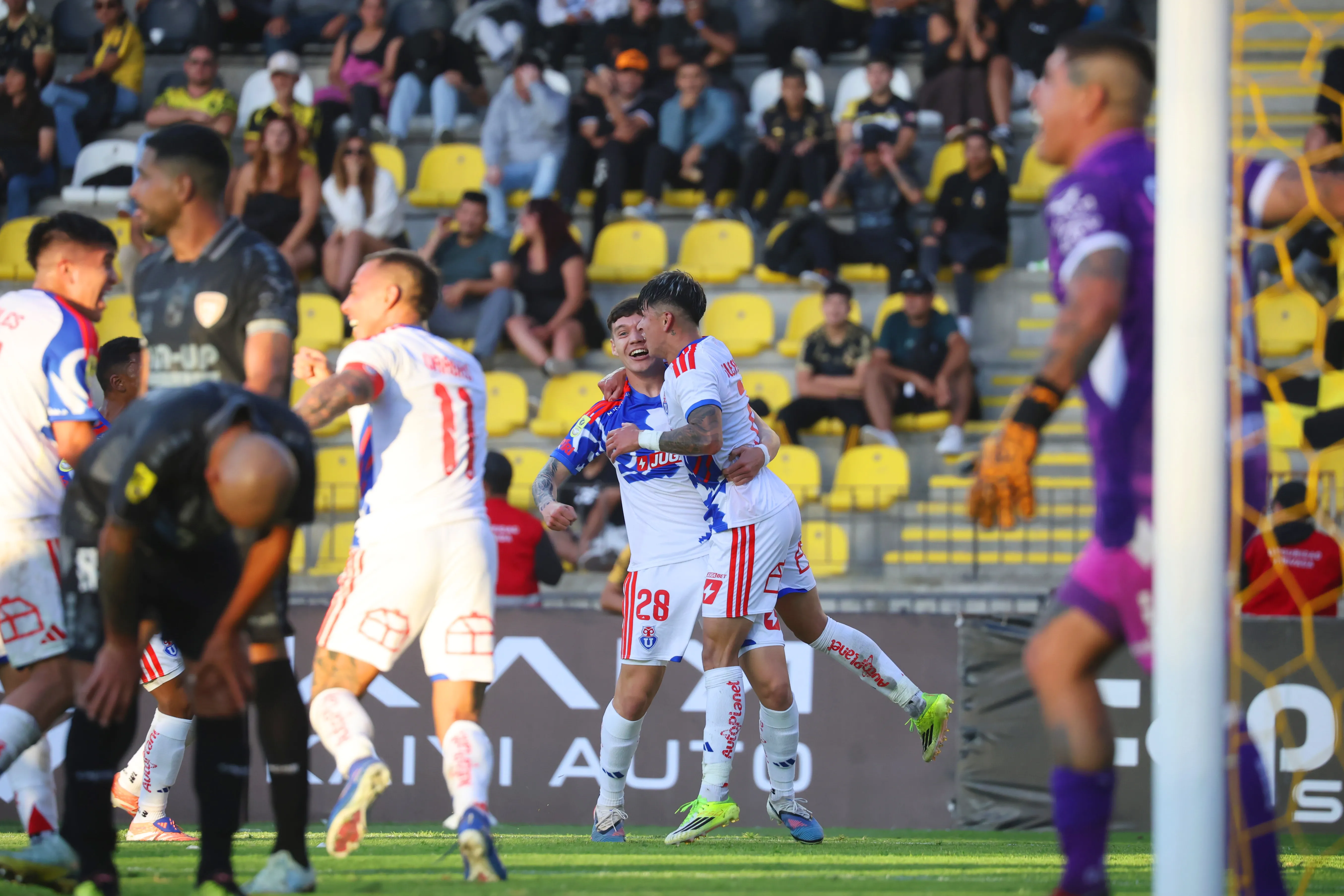 Maxi Guerrero felicitó a Agustín Arce por su centro en la jugada del gol. (Dragomir Yankovic/Photosport).