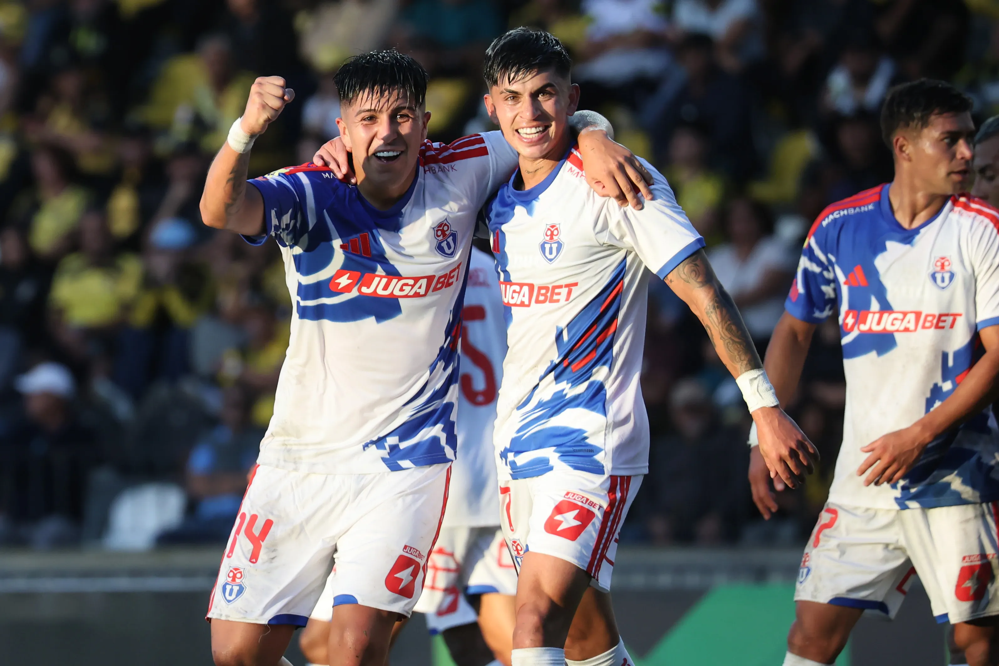 Marcelo Morales y Maxi Guerrero festejan el gol de la U. (Dragomir Yankovic/Photosport).