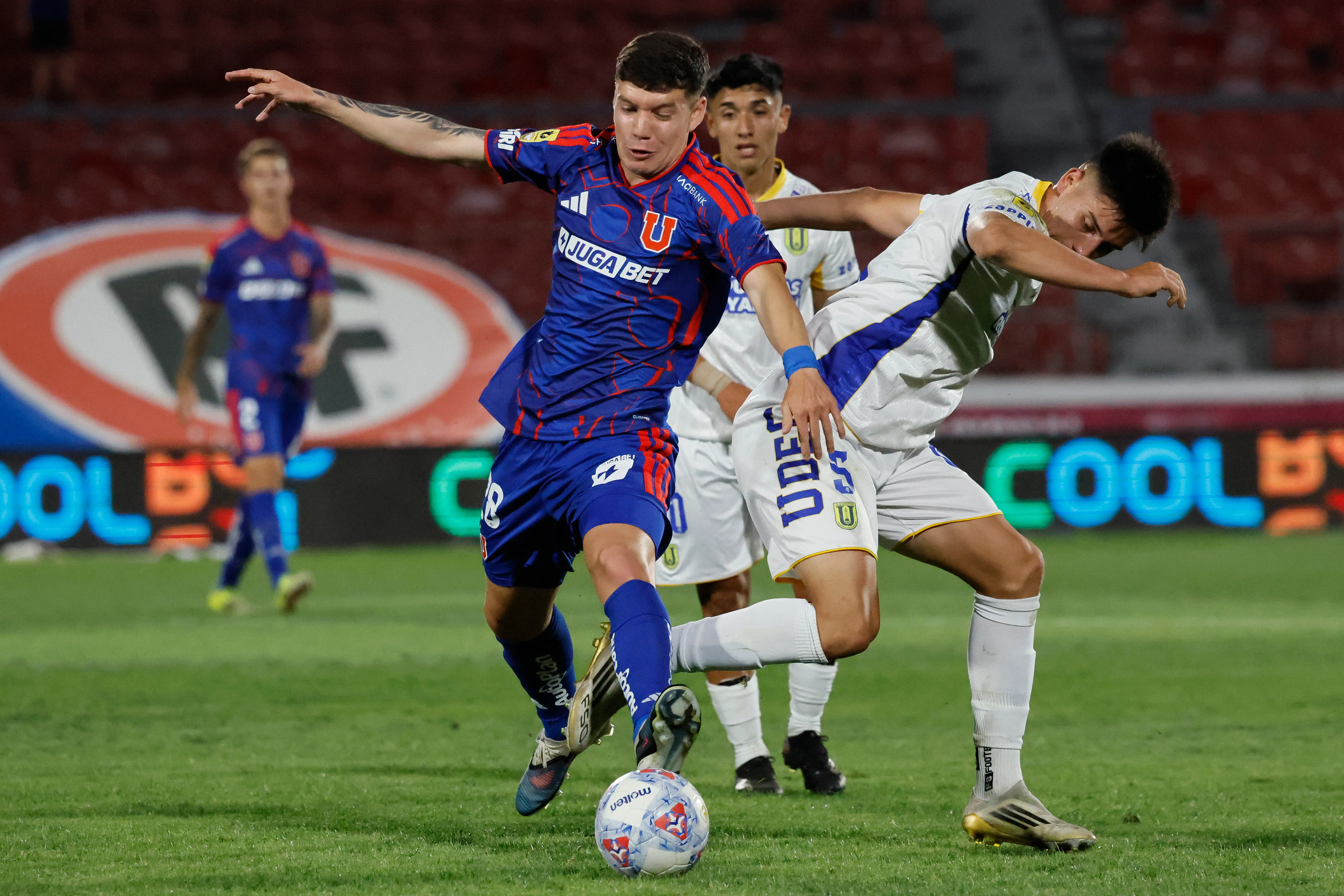 Agustín Arce entró en los 27 minutos ante U de Concepción: reemplazó al lesionado Charles Aránguiz. (Andres Pina/Photosport).