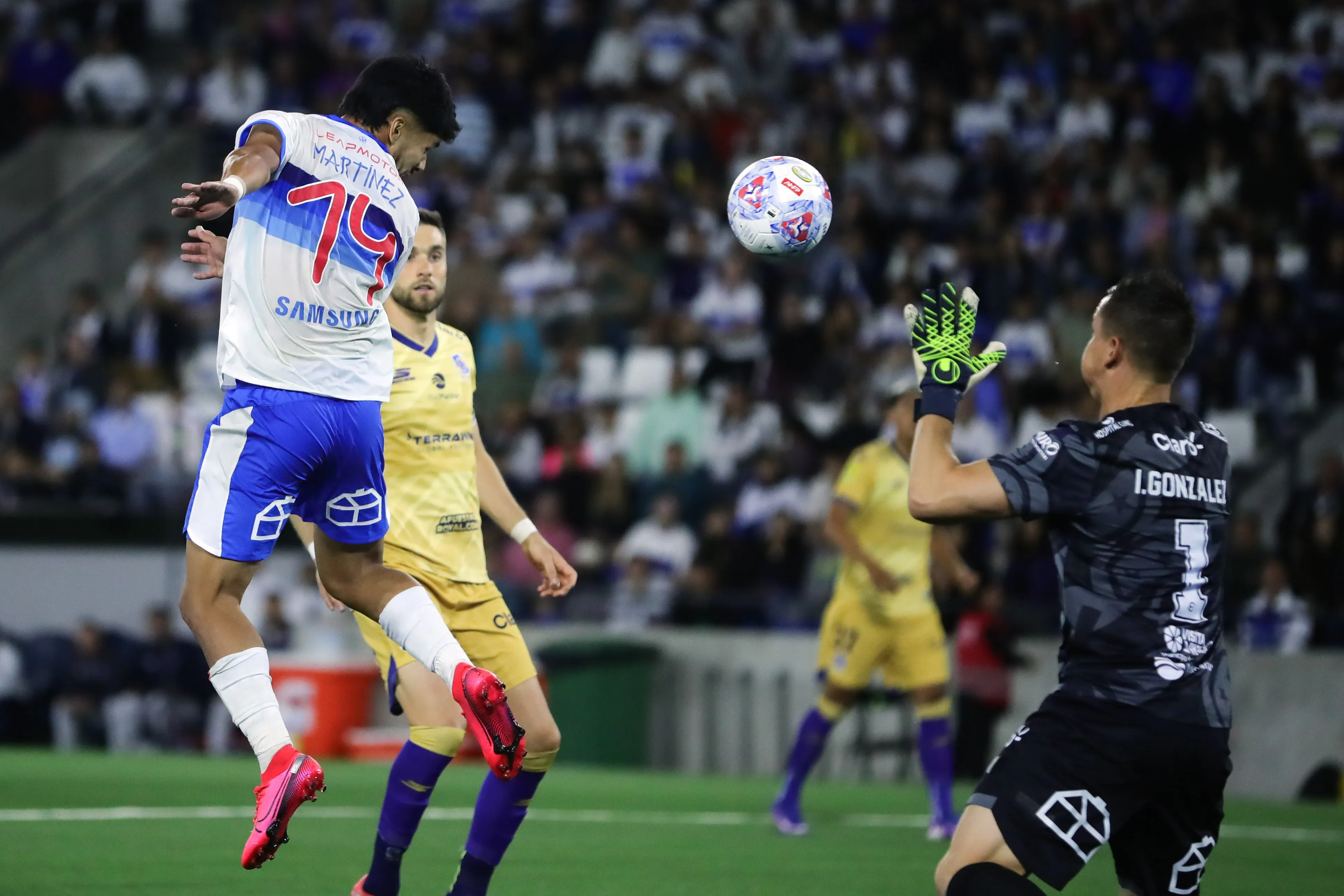 Martínez puso el 2-2 definitivo en el Claro Arena. Imagen: Photosport