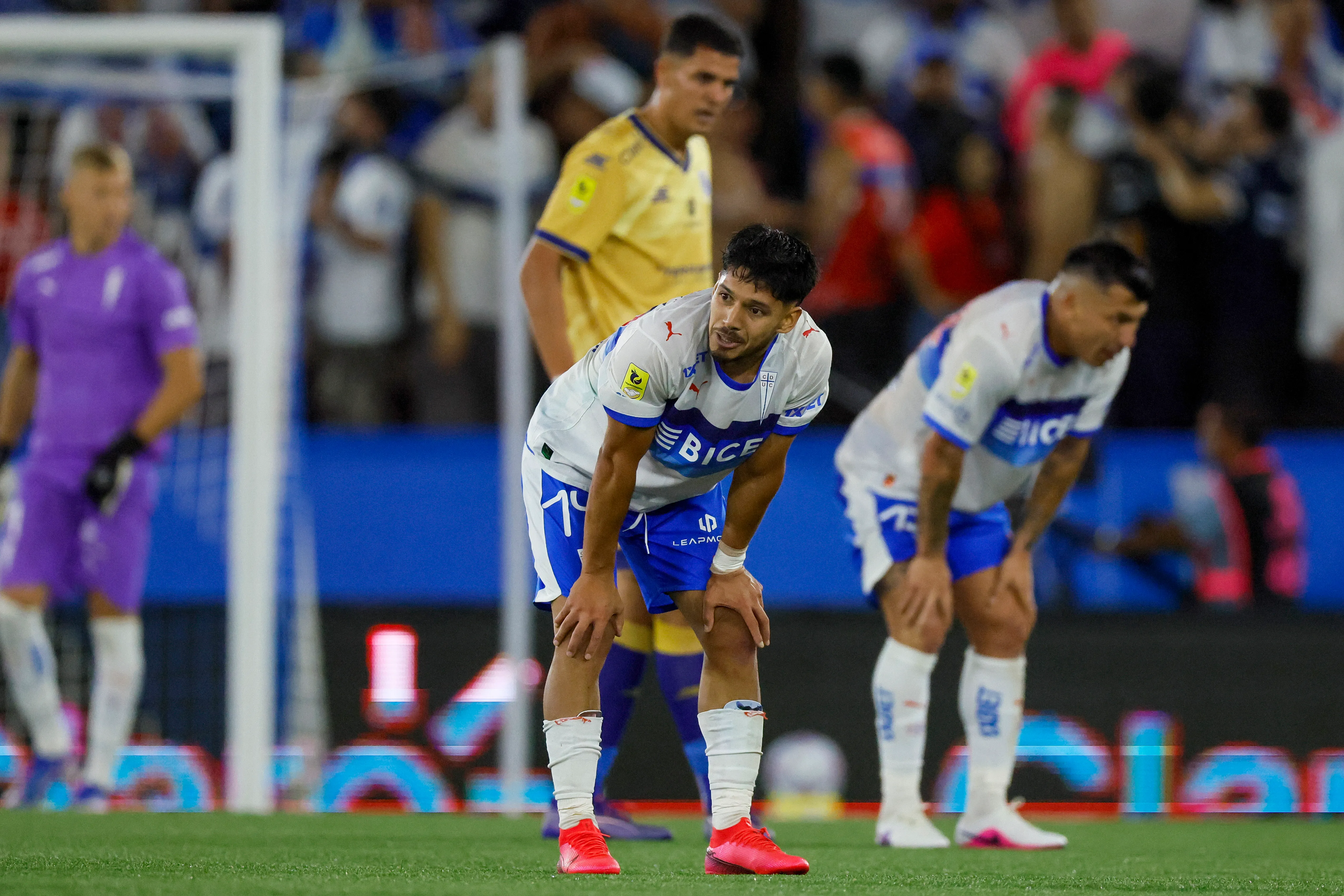 Universidad Católica no pudo con Everton. Foto: Andres Pina/Photosport