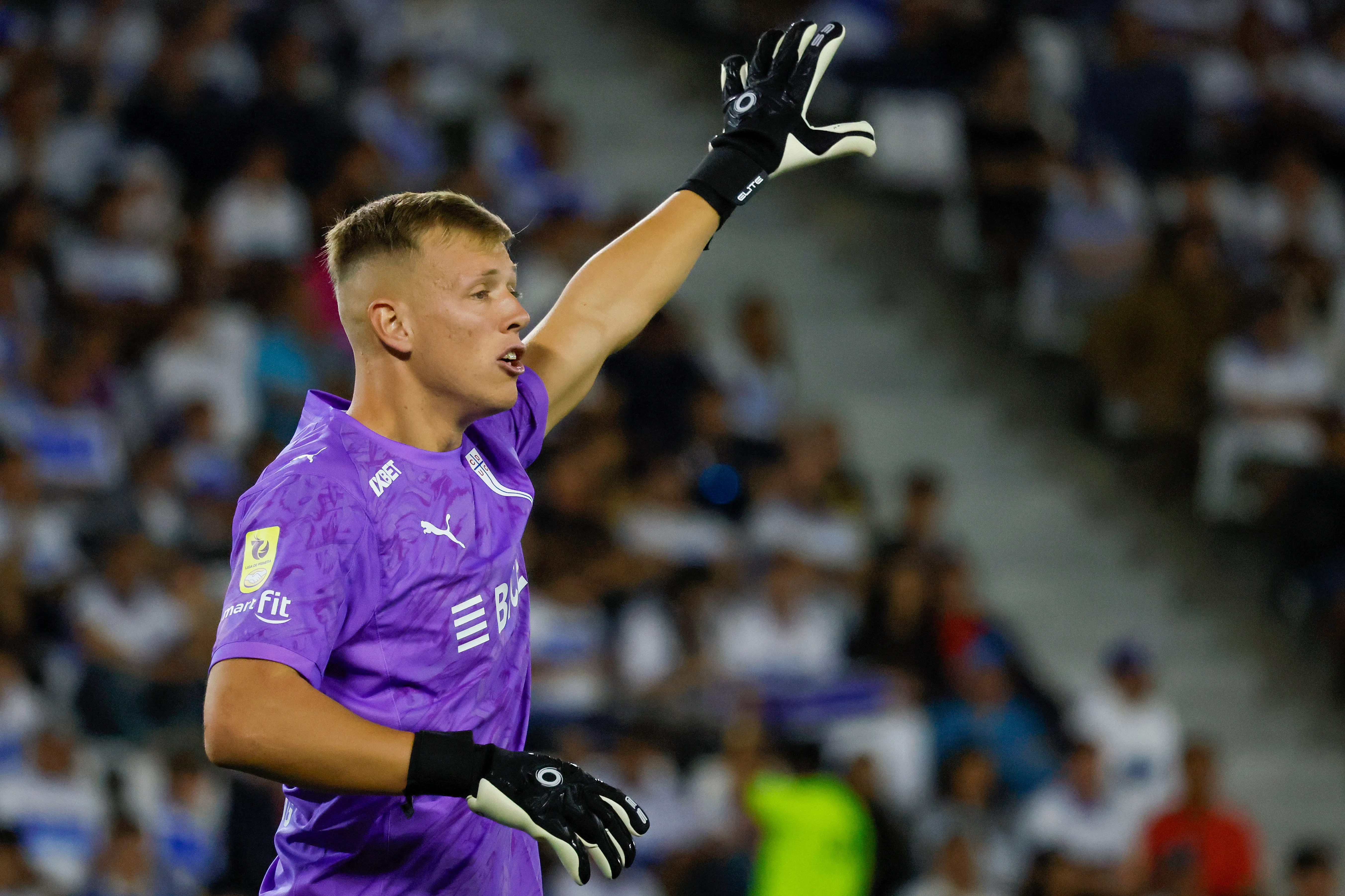 Vicente Bernedo cometió un grosero error que le costó un gol a Universidad Católica ante Everton. | Foto: Photosport.