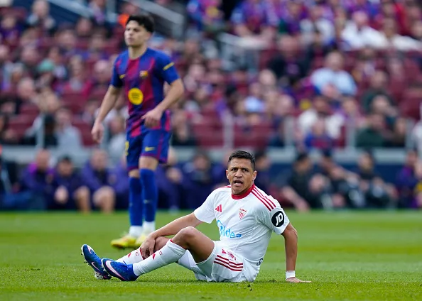 El Sevilla de Alexis Sánchez y Gabriel Suazo sigue preocupado en la lucha por no perder la categoría en España. | Foto: Getty Images.