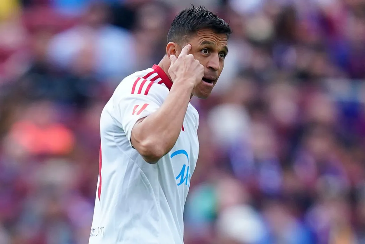 Alexis no pudo contra Barcelona en el Campo Nou.