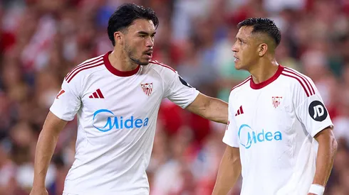 Prensa sevillana le pega a Alexis y Suazo tras la goleada ante Barcelona.