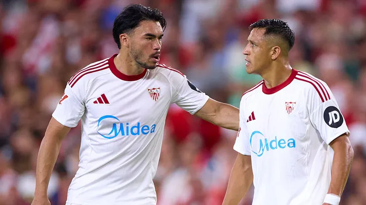 Prensa sevillana le pega a Alexis y Suazo tras la goleada ante Barcelona.