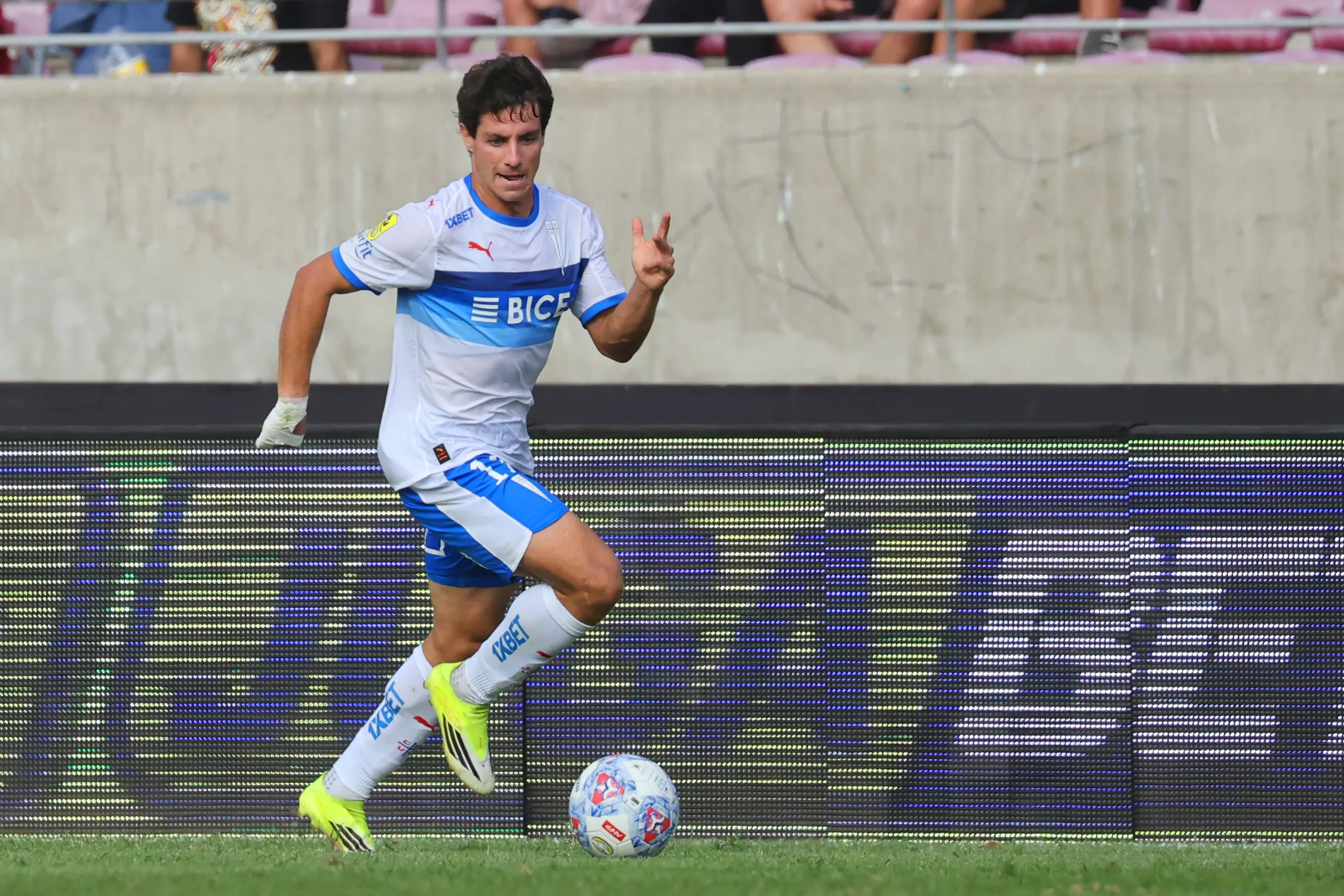 Clemente Montes recibe críticas en la UC. Foto: Dragomir Yankovic/Photosport