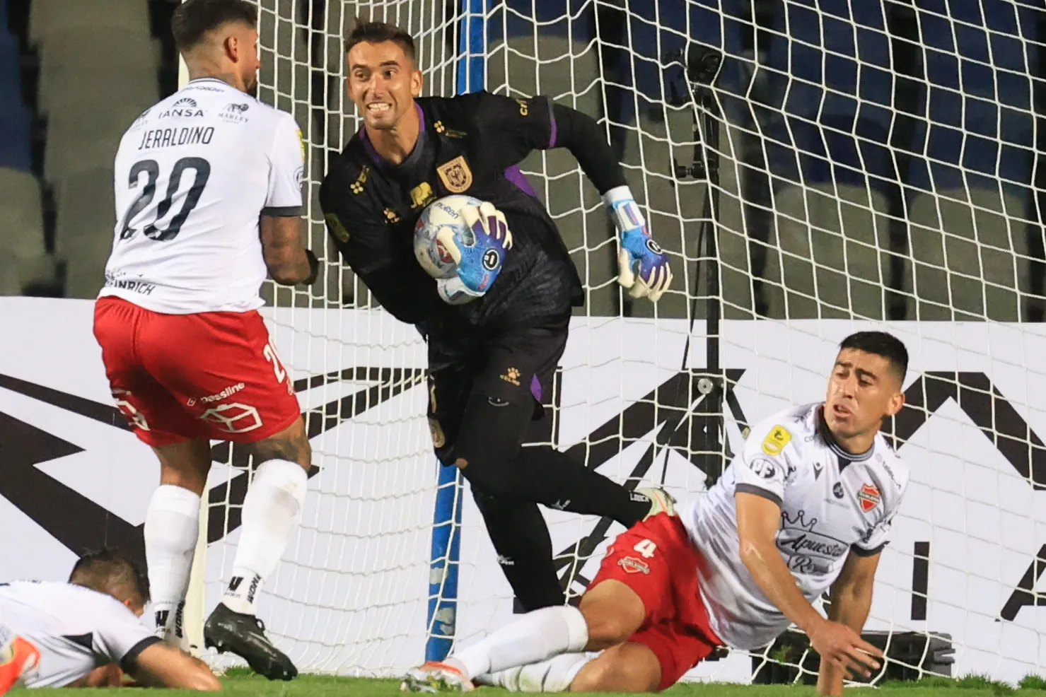 El jugador se sinceró sobre el duro momento de la escuadra/Photosport