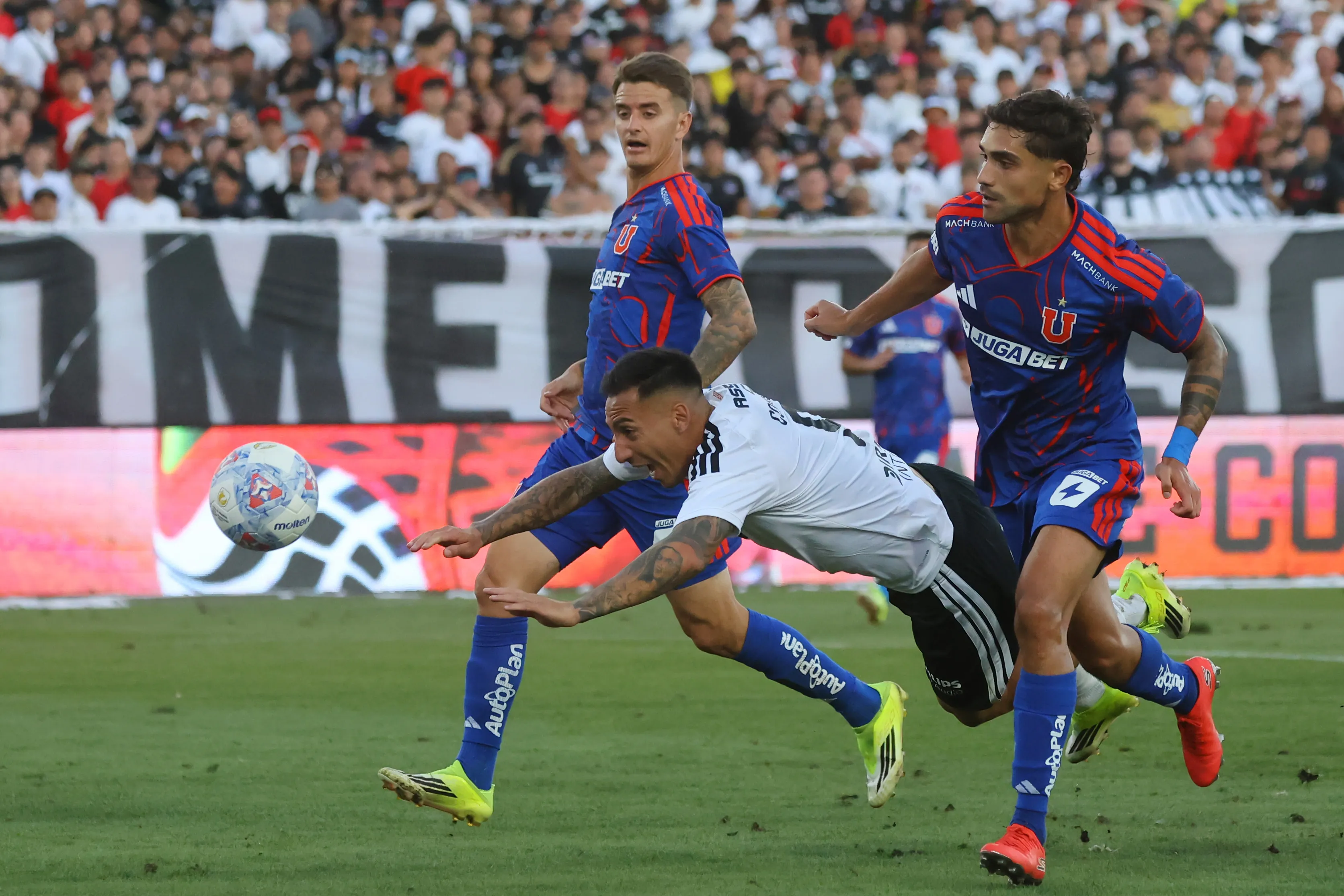 Javier Correa perdió su lugar como titular en un Colo Colo que celebra más sin él. Foto: Photosport.