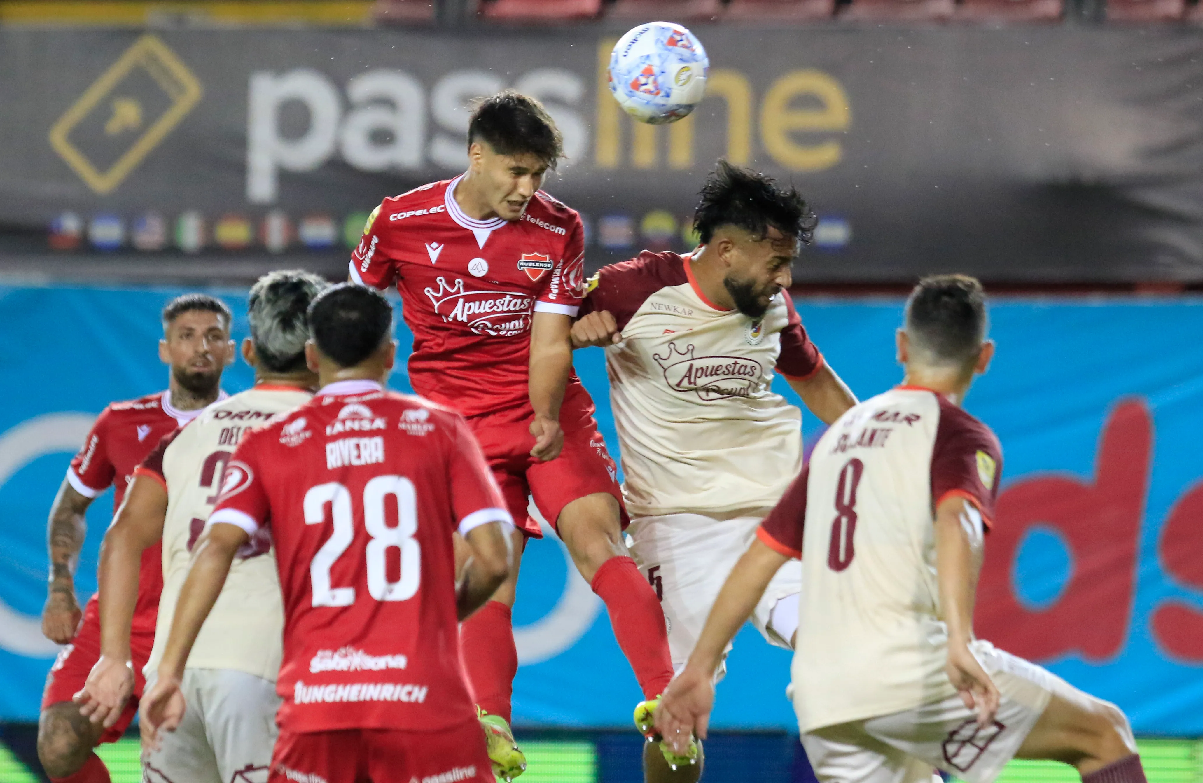 El cabezazo de Giovanny Ávalos que puso en ventaja a Ñublense. (Jose Robles/Photosport).