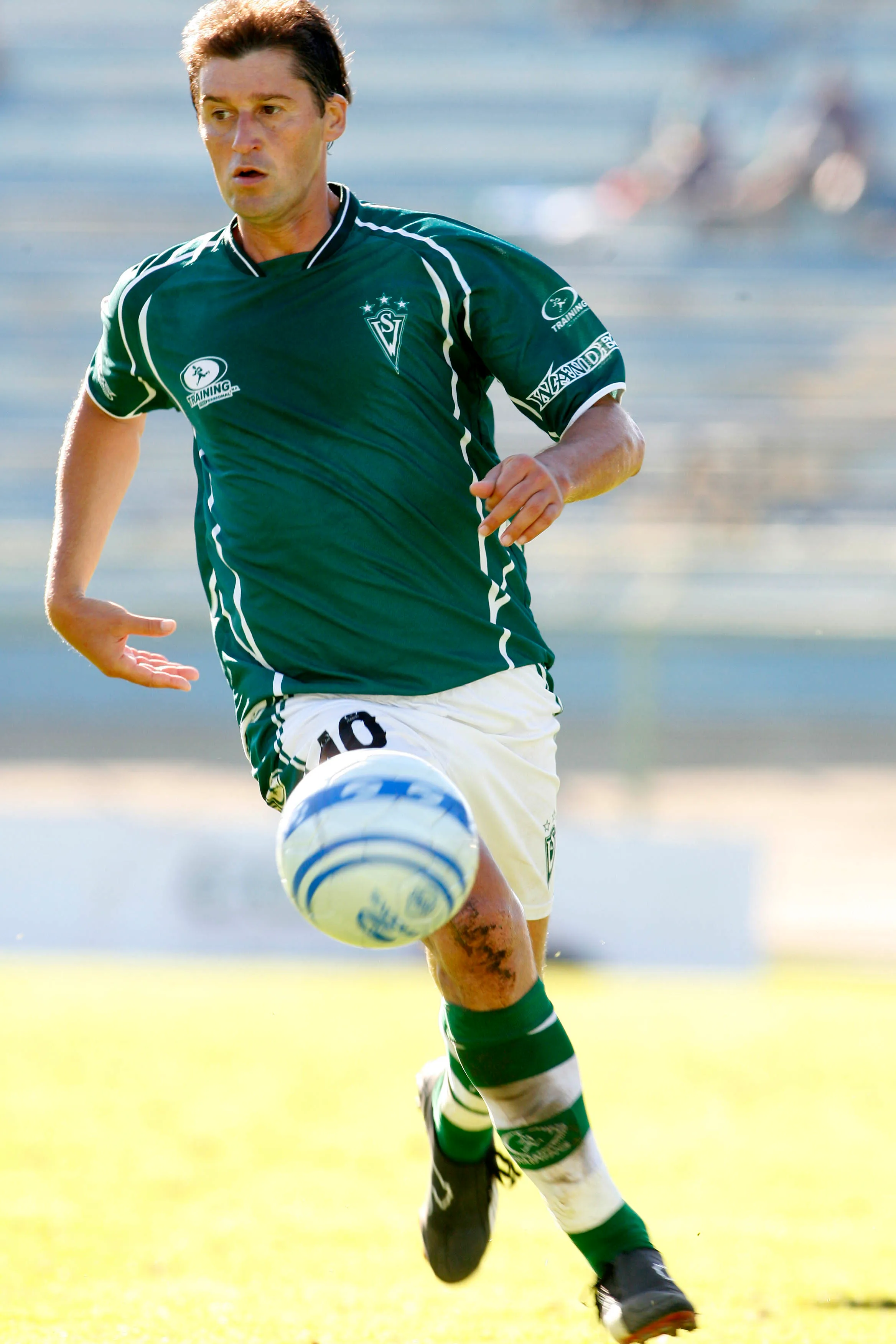 Víctor Hugo Ávalos en acción por Wanderers. (ANDRES PINA/PHOTOSPORT)